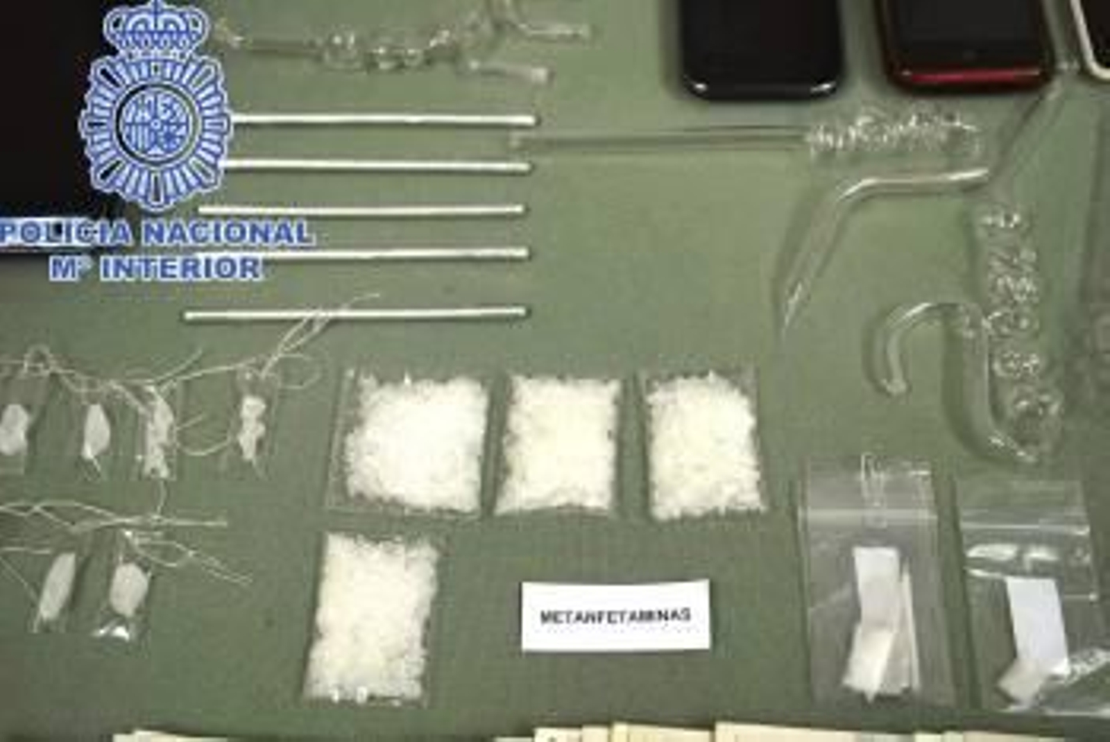 Fotografía facilitada por la Policía Nacional tras la detención de tres personas y la desarticulación de una banda dedicada al tráfico ilícito de 'shabú', una metanfetamina muy dañina y adictiva  (Foto: EFE)