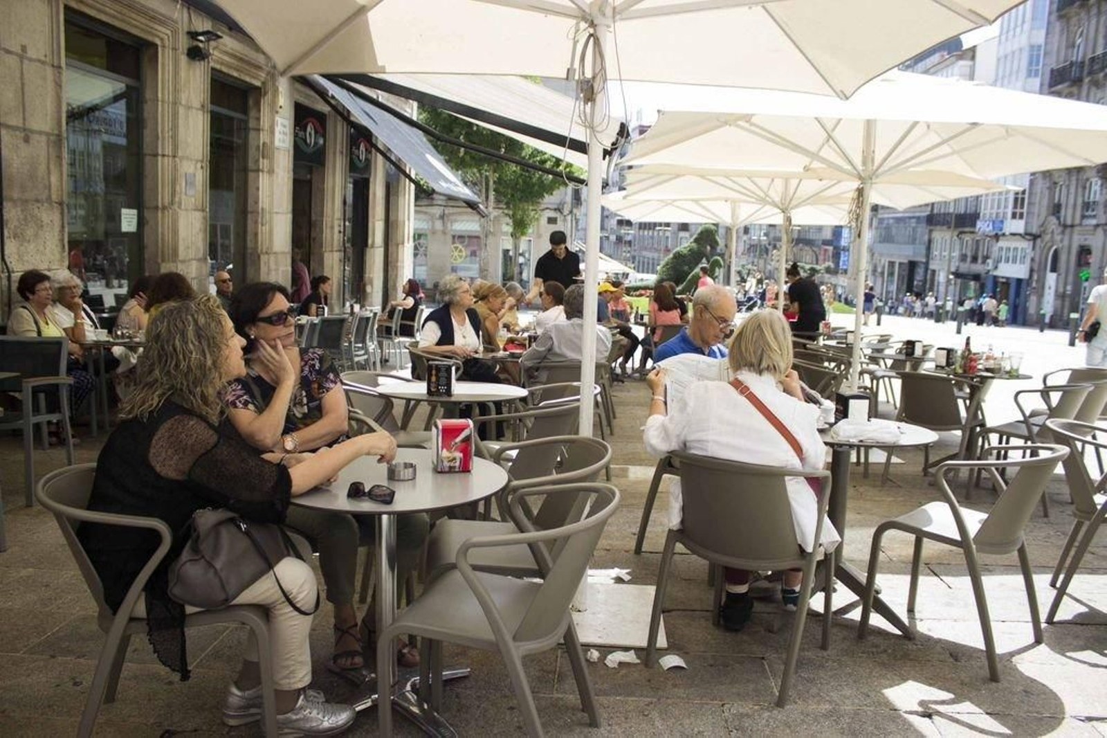 Terrazas del centro de Vigo se llenan durante las vacaciones de verano.