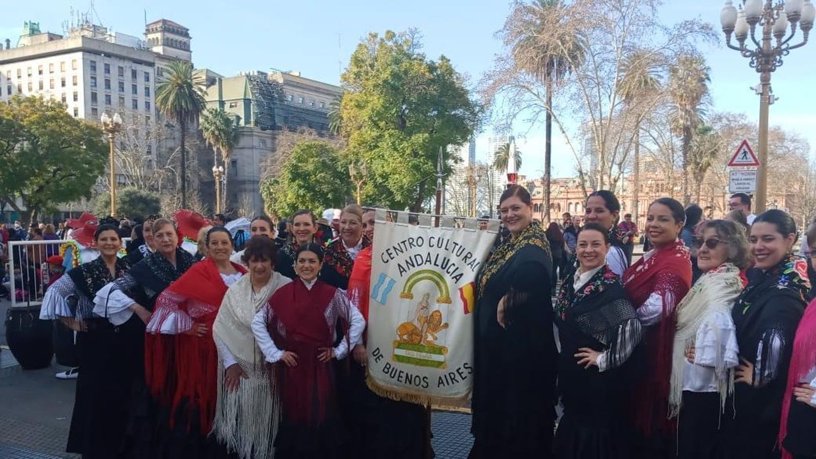 Grupos del Cecaba con la Plaza de Mayo al fondo