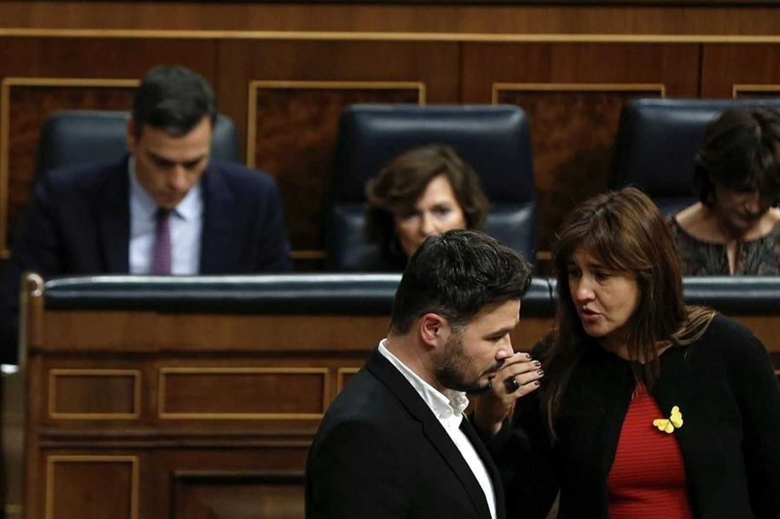 El portavoz de ERC, Gabriel Rufián (i), conversa con la portavoz de JxCat, Laura Borrás (d), ante el escaño del candidato a la Presidencia del Gobierno, Pedro Sánchez (i)