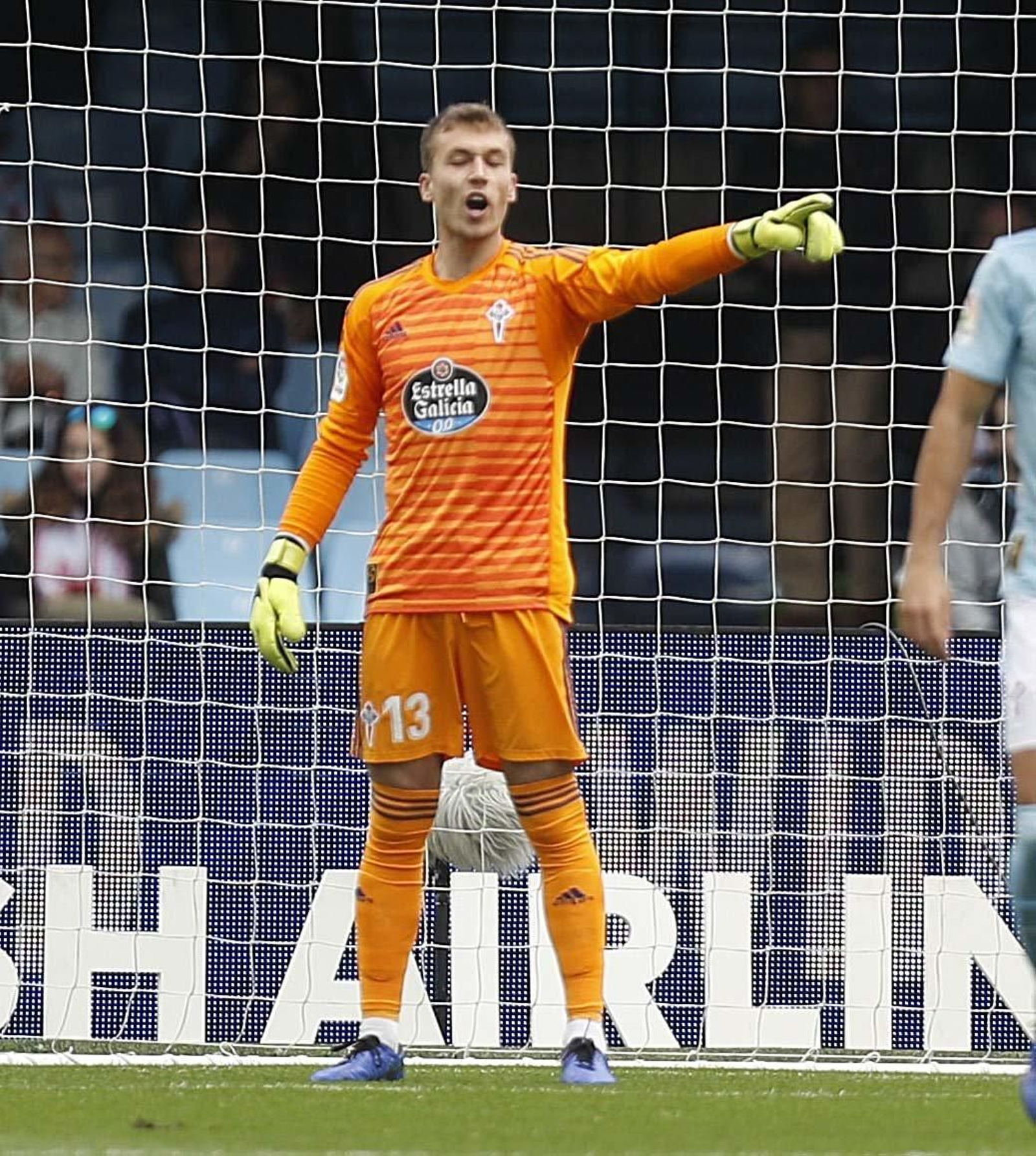Rubén Blanco da instrucciones a sus compañeros desde la portería.