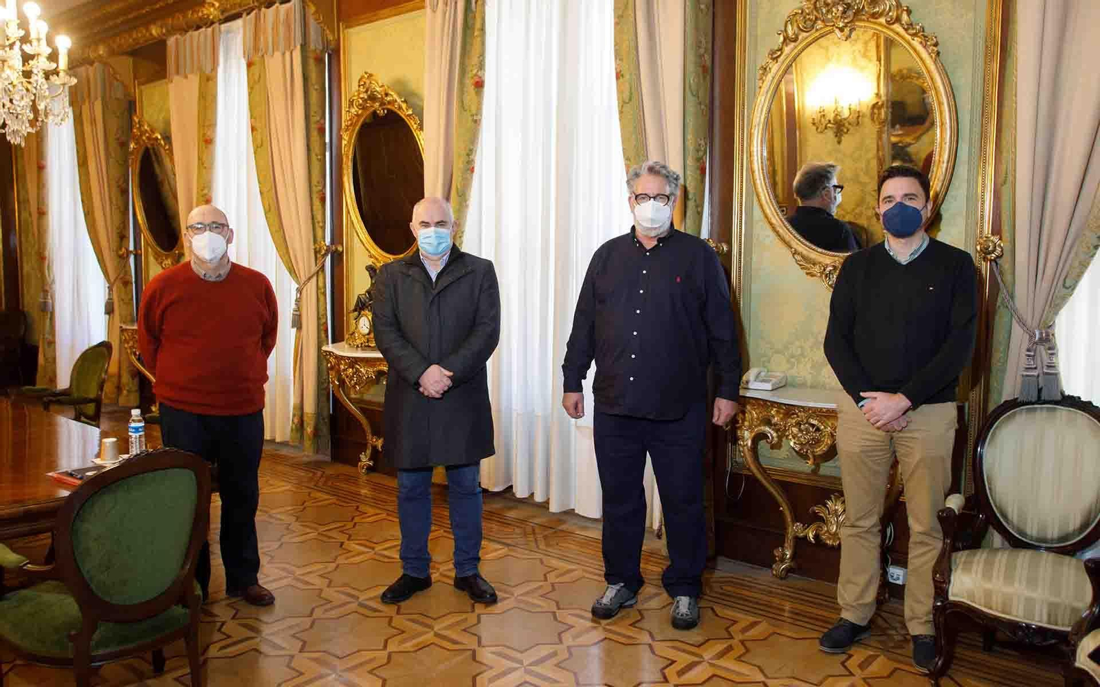 De izquierda a derecha: El arquitecto Patxi Mangado; el consejero José María Aierdi; el experto en edificación y profesor de la ETH de Zúrich, Andrea Deplazes; y el director gerente de Nasuvinsa, Alberto Bayona