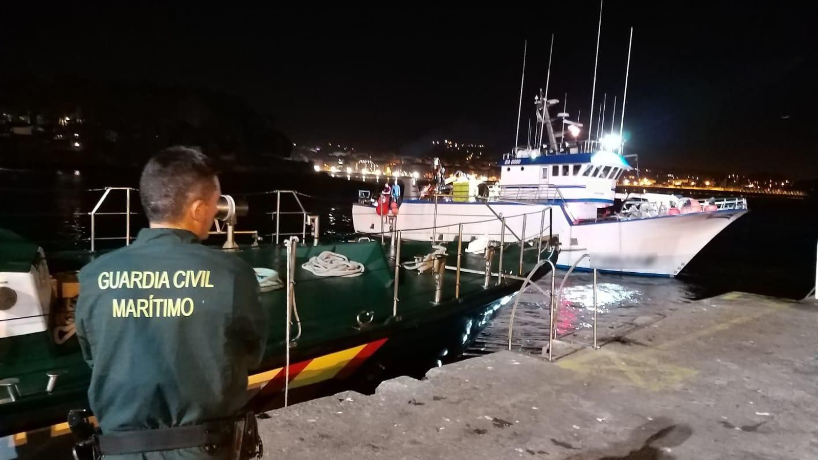 La Guardia Civil  en el puerto de Portonovo
