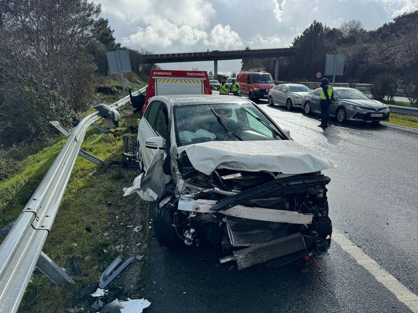 Vehículos implicados en el accidente múltiple en la A-52 en A Cañiza.