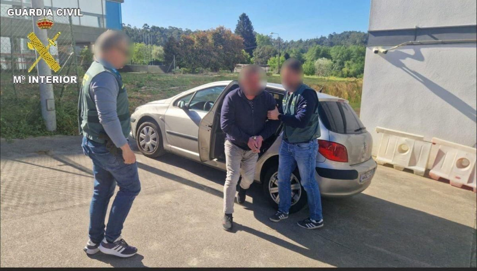 El detenido por el crimen de Judith en O Porriño, baja del coche junto a dos guardias civiles.