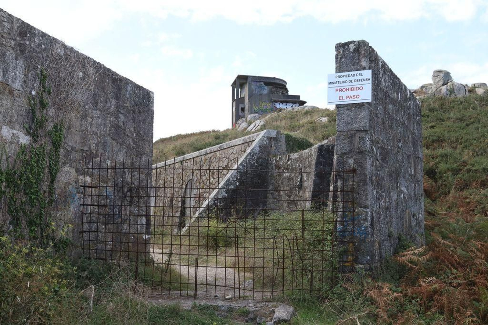 Acceso trasero blindado con mayas de hierro por Defensa.