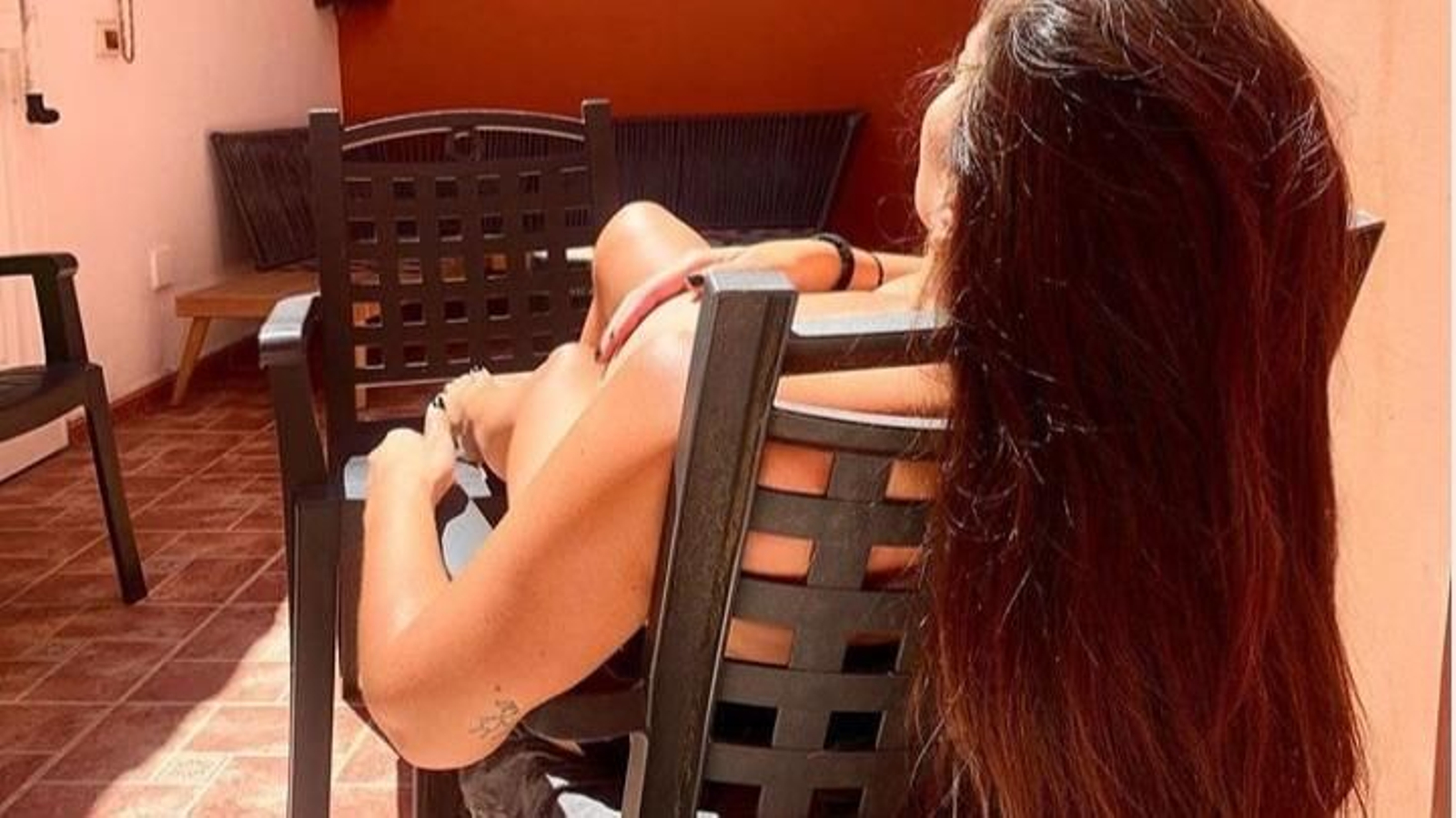 Anabel Pantpoja tomando el sol en el patio de su casa