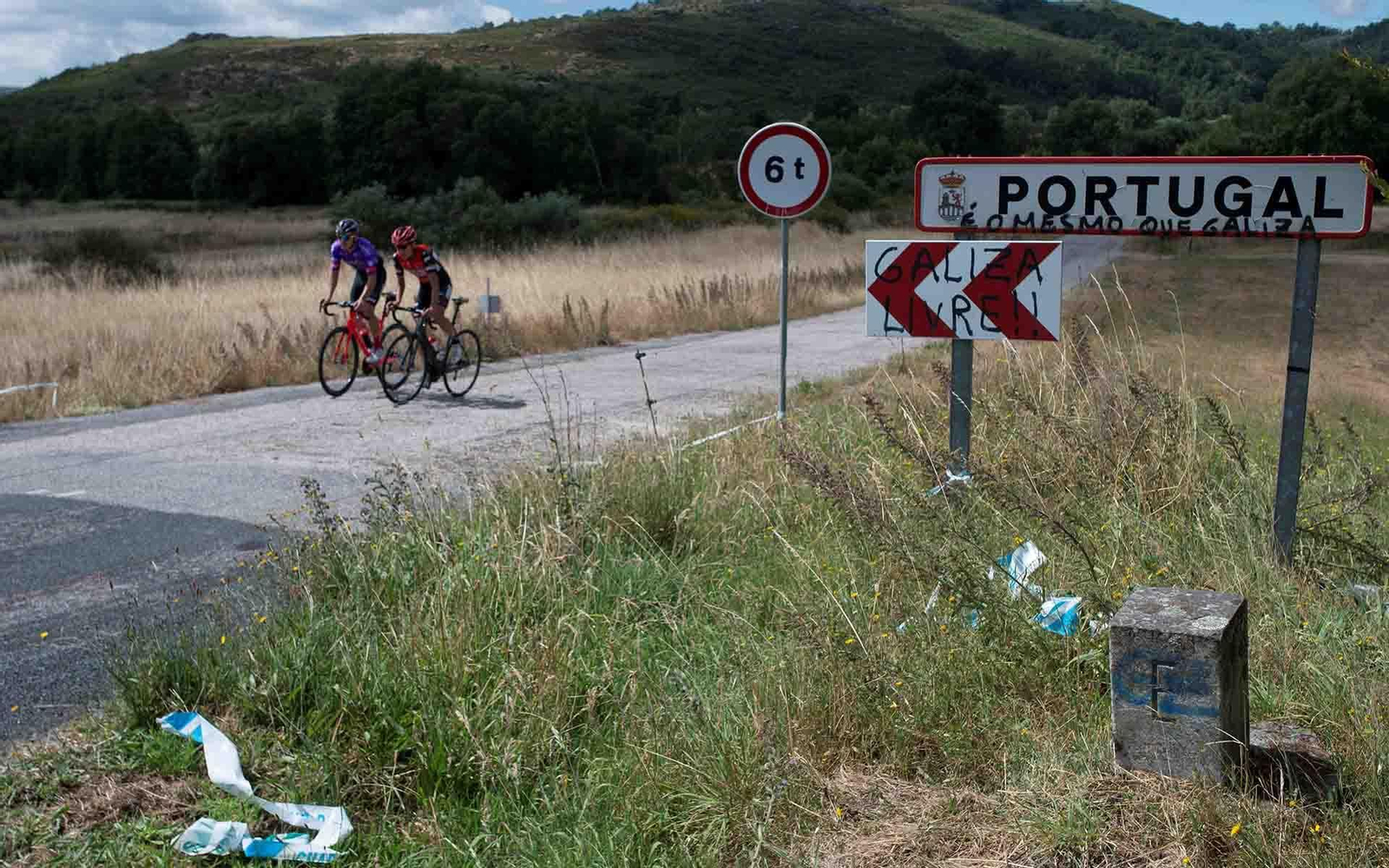 Dos ciclistas cruzan la frontera entre España y Portugal en la localidad de A Xironda (Cualedro) en Ourense. EFE//Brais Lorenzo