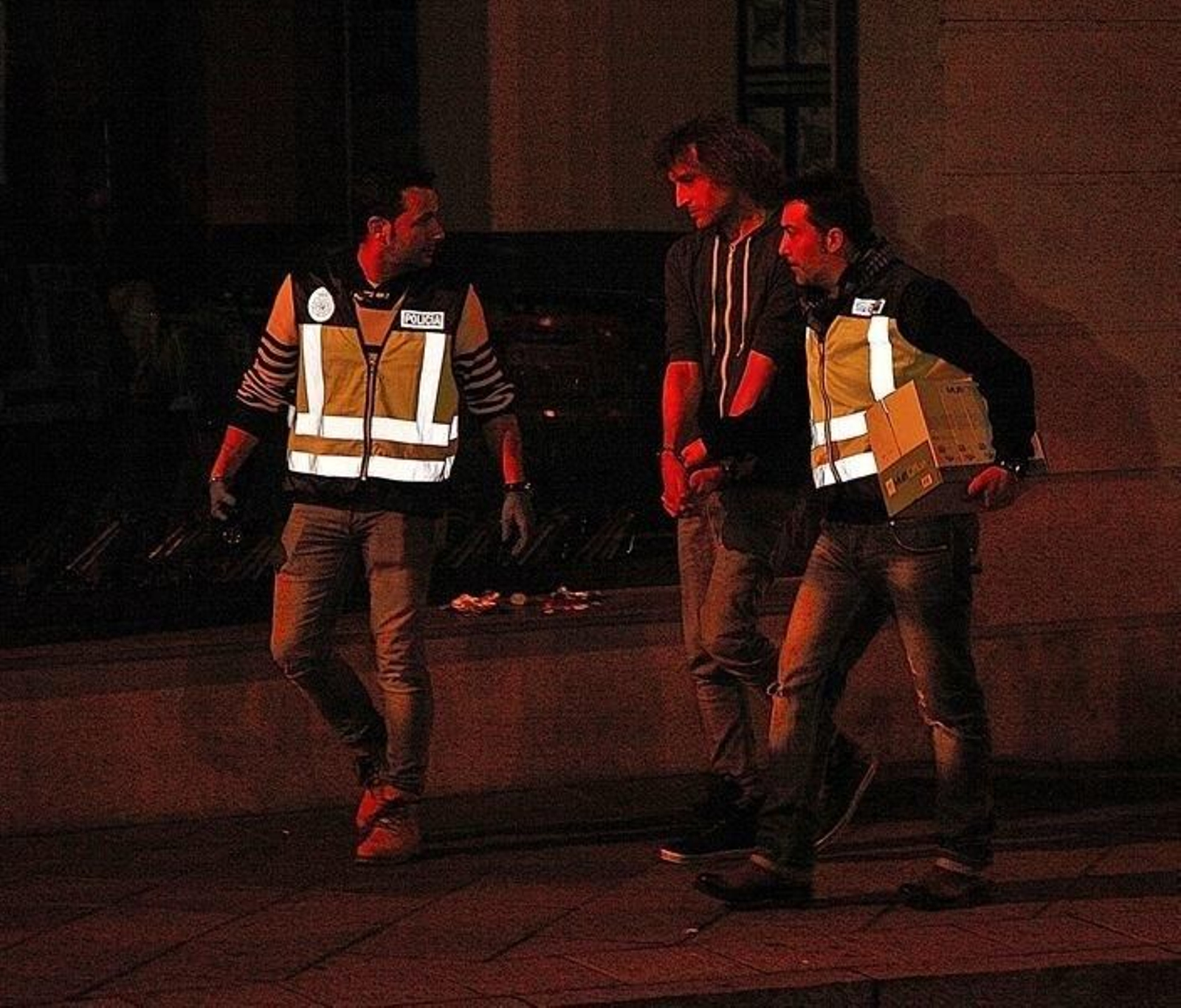OURENSE. 11.01.2017 AS LAGOAS, SOSPECHOSO DE TIROTEO EN SUPERMERCADO MERCADONA A LA SALIDA DE SU DOMICILIO TRAS EL REGISTRO CON MIEMBROS DE LA POLICIA NACIONAL. FOTO: MIGUEL ANGEL
