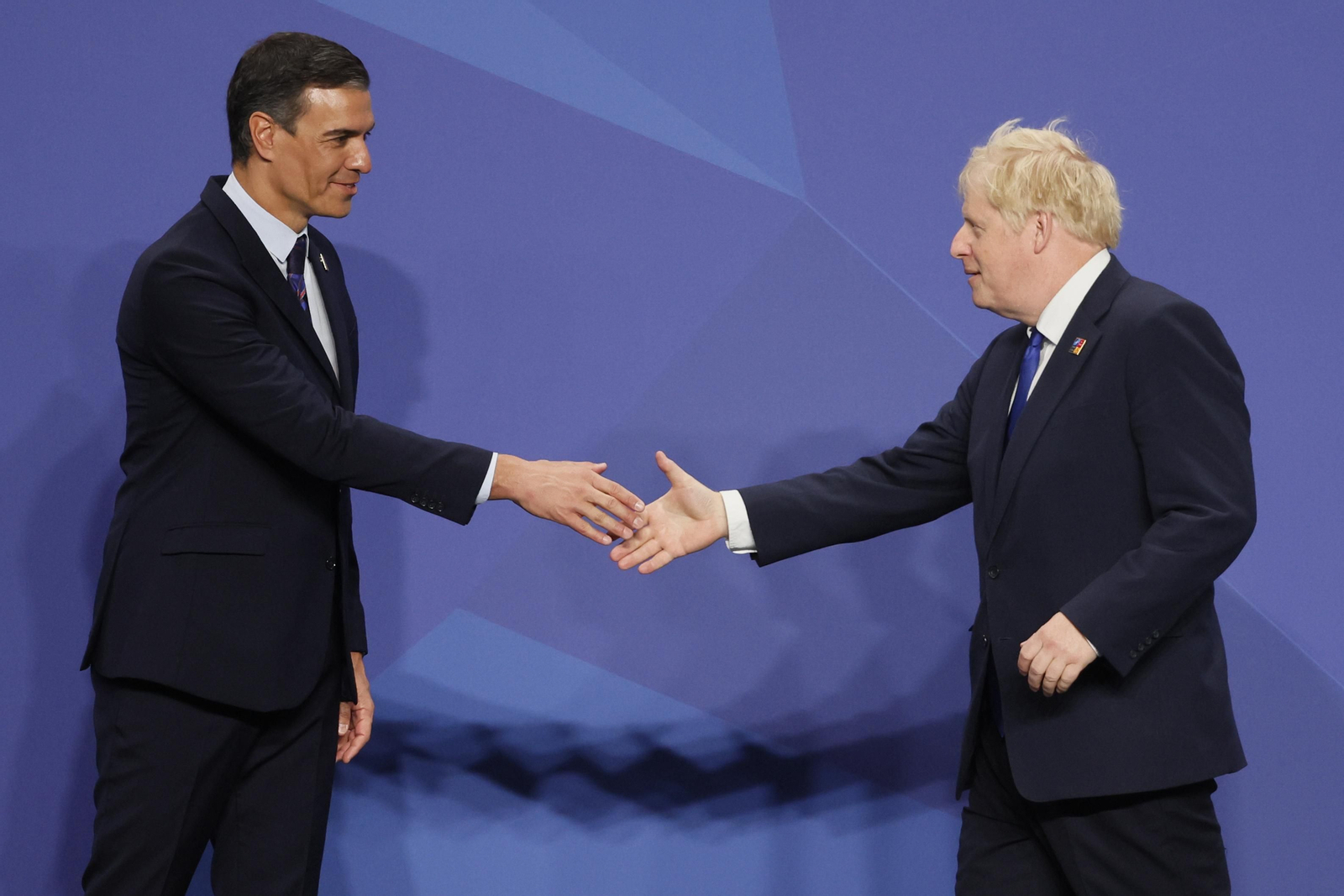 El presidente del Gobierno, Pedro Sánchez (i) salluda al primer ministro del Reino Unido, Boris Johnson (d), antes de la foto oficial durante la primera jornada de la cumbre de la OTAN que se celebra este miércoles en el recinto de Ifema, en Madrid. EFE/JUANJO MARTIN