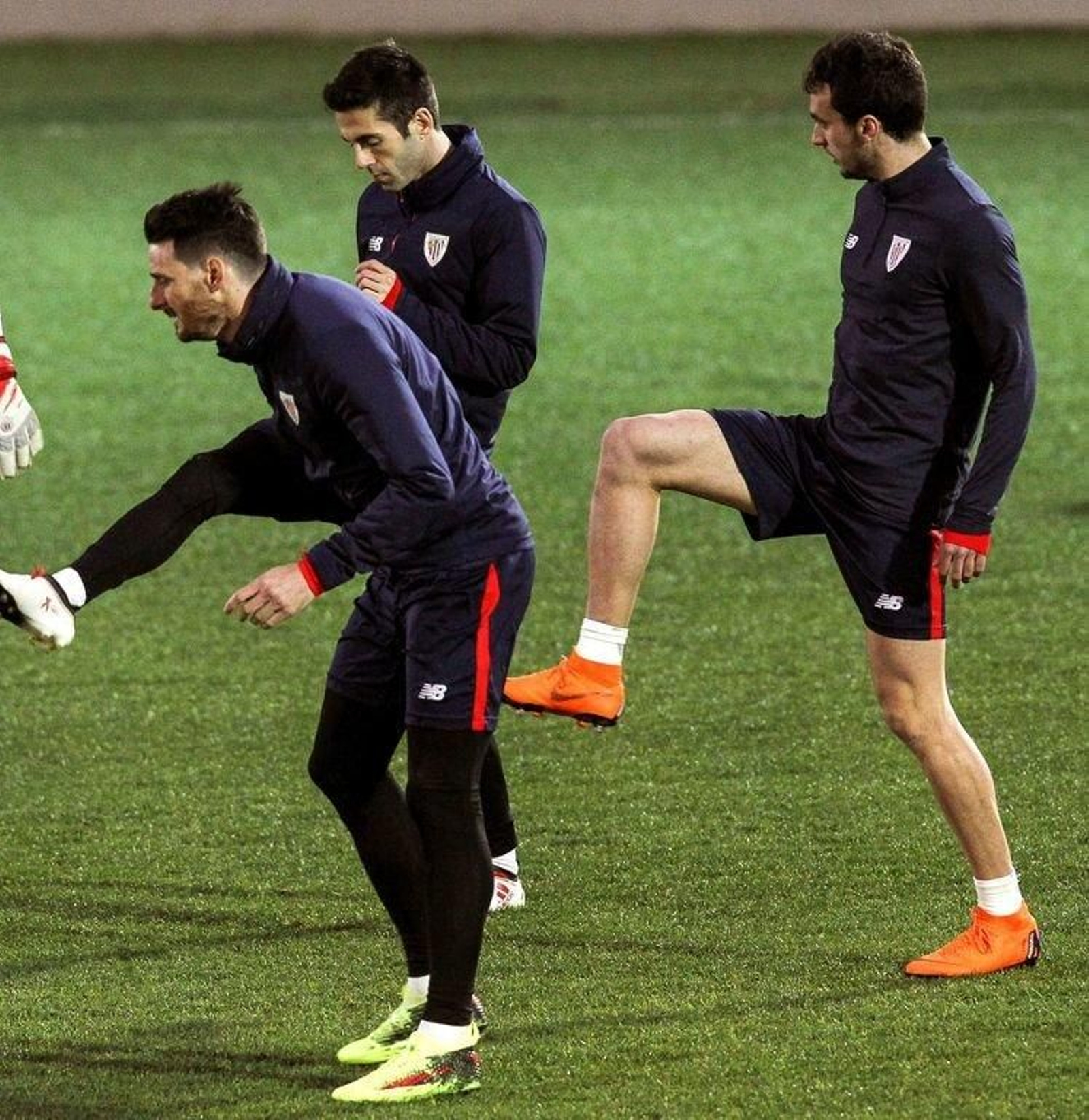 Aritz Aduriz, en primer término, durante el entrenamiento de ayer.