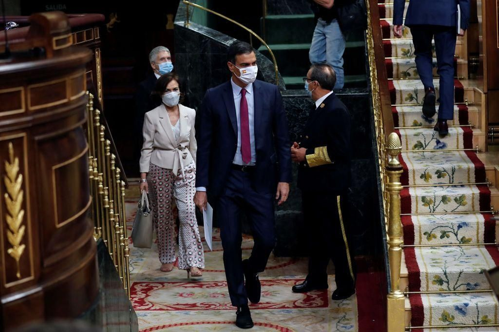 Pedro Sánchez llega a la sesión de control del Congreso seguido de la vicepresidenta Carmen Calvo.