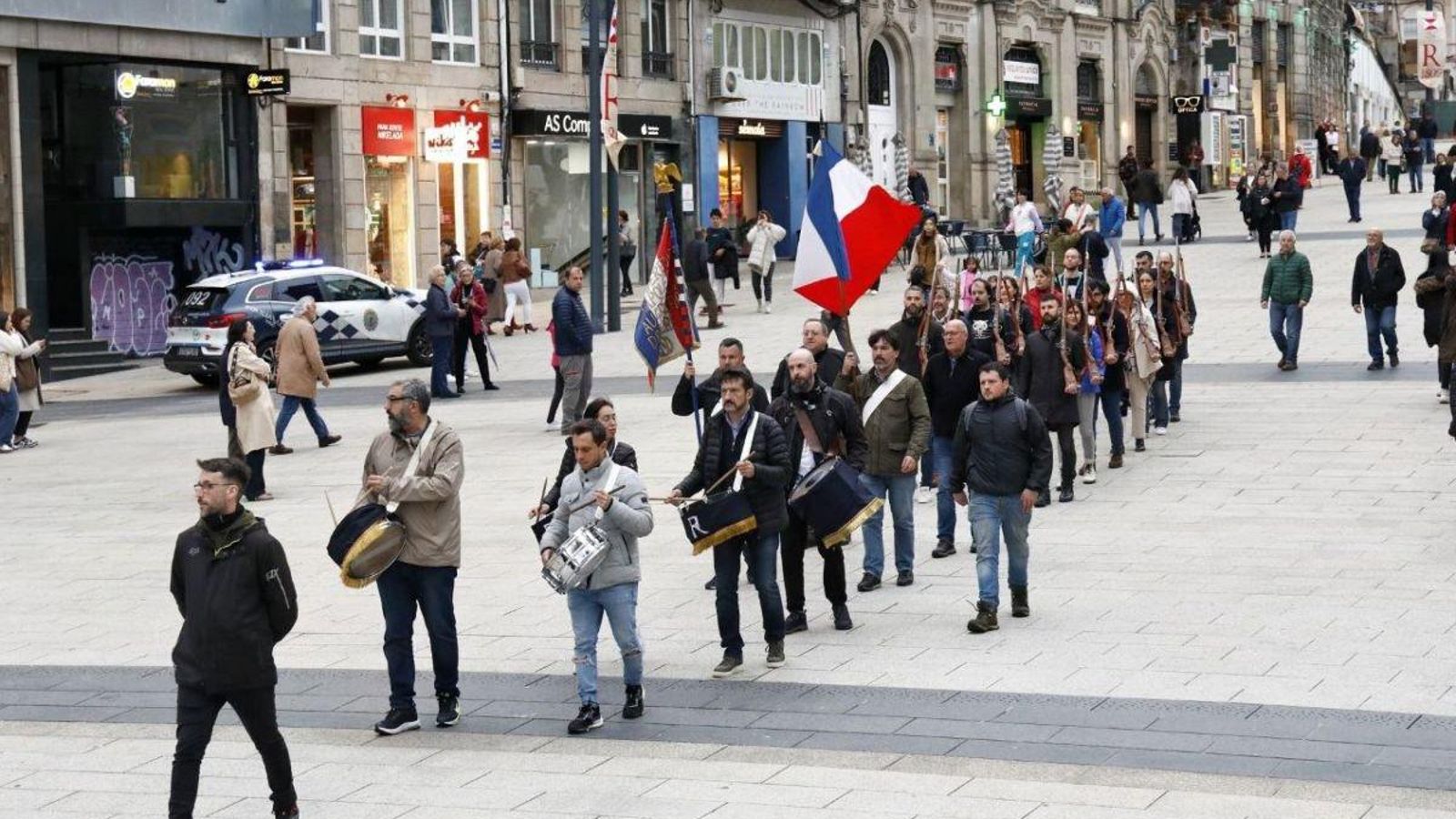 Los vecinos, convertidos en actores por un día, hicieron ayer un ensayo general, bajo la dirección de María Torres, nombrada Miliciana de Honra 2024. Como escenario un barrio decorado con banderas y carteles que más de 25 voluntarios realizaron durante semanas en la asociación vecinal.