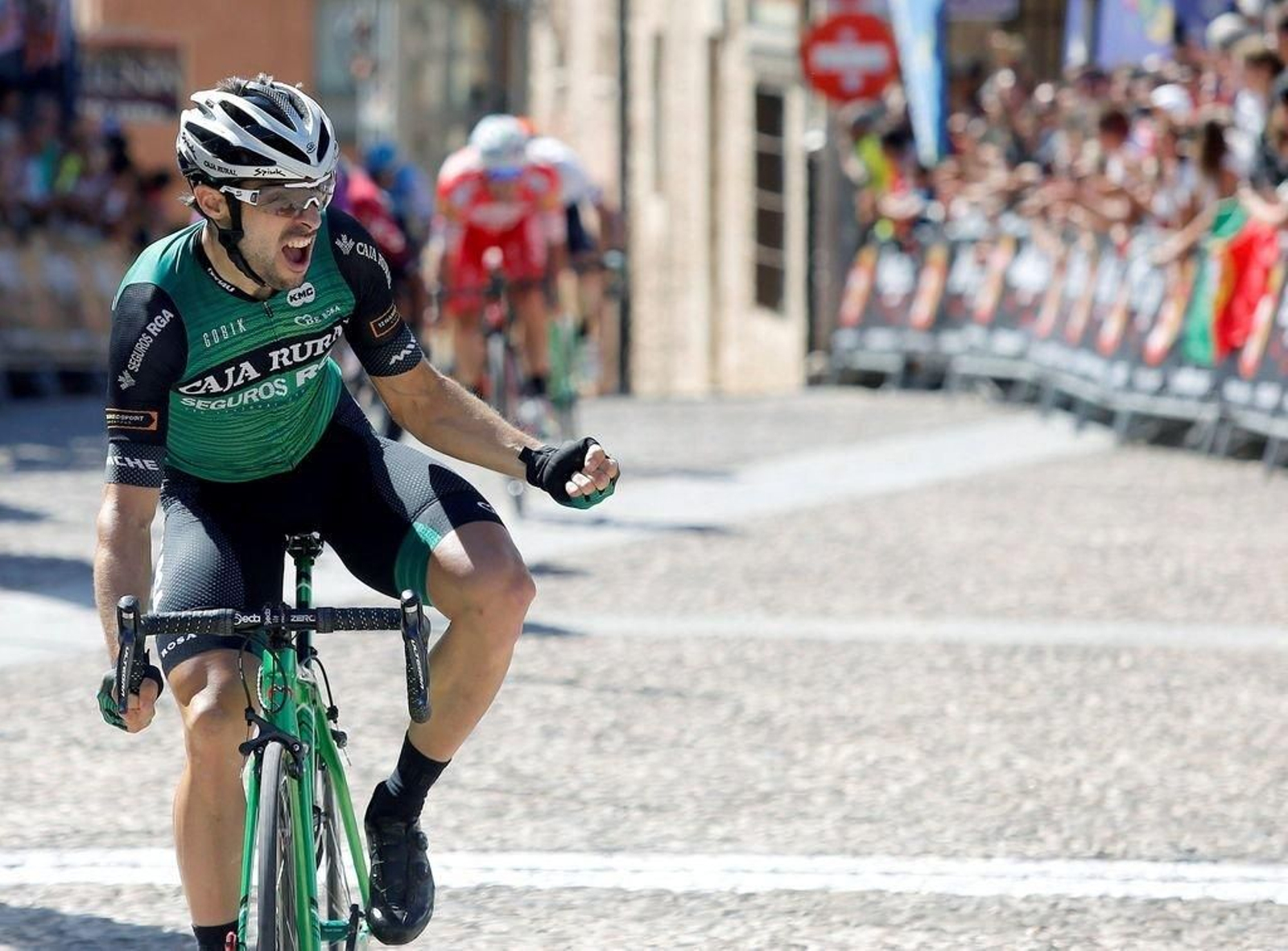 Jon Aberasturi, al cruzar la meta por delante de Nizzolo.