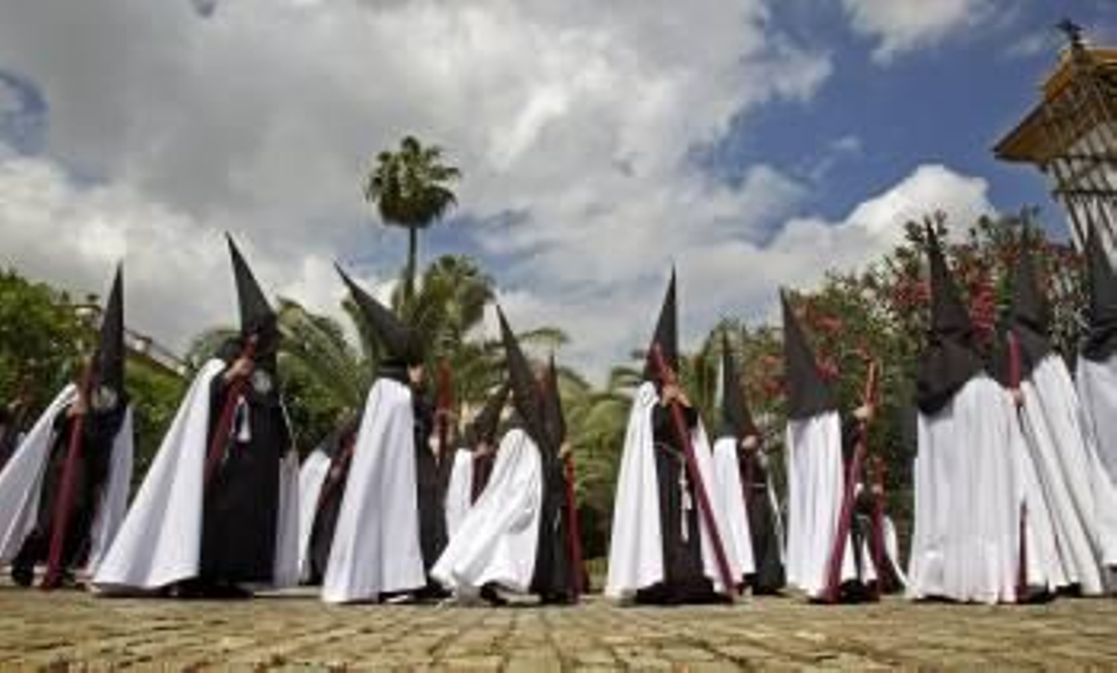 Nazarenos de la Hermandad de la Sed durante su recorrido del Miércoles Santo por Sevilla. (Foto: J. M. VIDAL)
