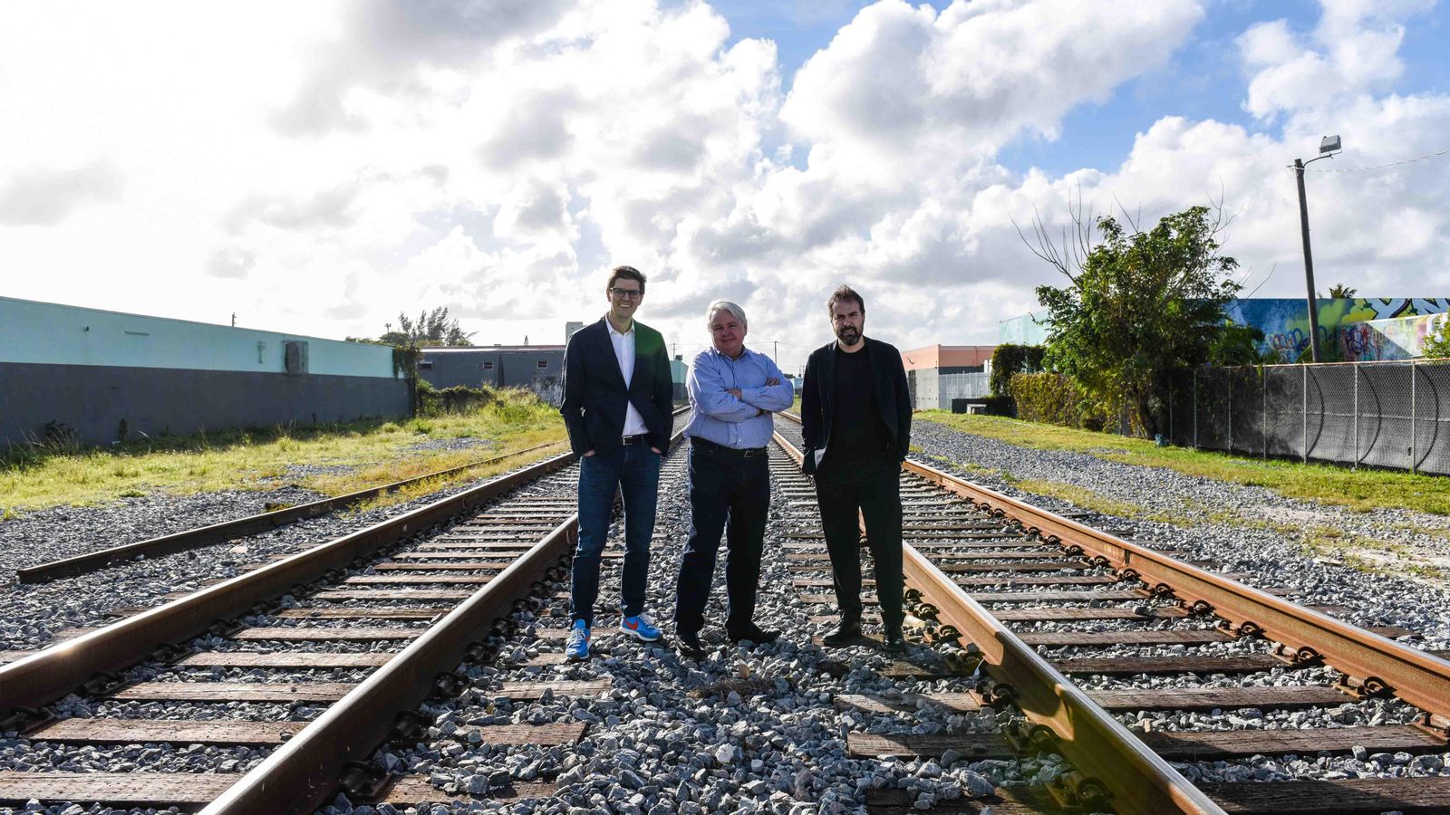 Fotografía cedida por la organización de fomento de las artes Oolite Arts donde aparece su presidente, Alberto Veiga (i), y su director ejecutivo, Dennis Scholl (c), mientras posan junto al arquitecto Fabrizio Barozzi en el terreno de la próxima sede de la organización en Miami, Florida (Estados Unidos). EFE/Christina Mendenhall/Oolite Arts