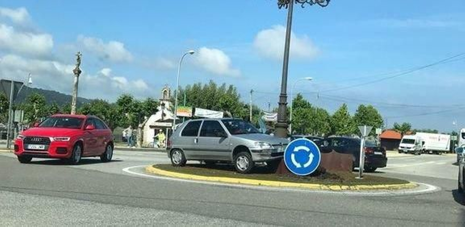 Accidente en la rotonda de entrada a Ramallosa