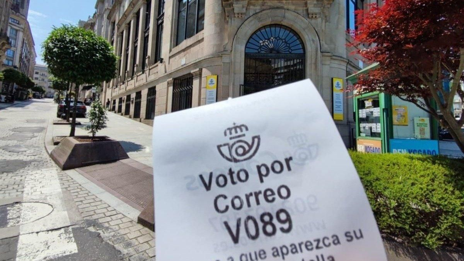 Cita para solicitar el voto por correo en una oficina postal.