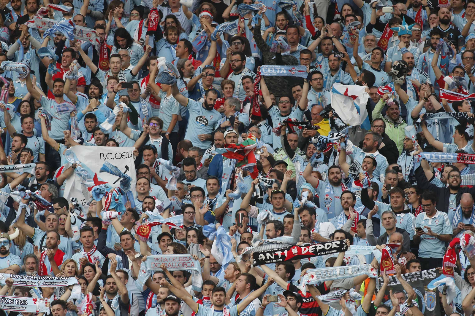 Las mejores imágenes del partido de vuelta entre Manchester United y Celta (1-1). // J.V. Landín