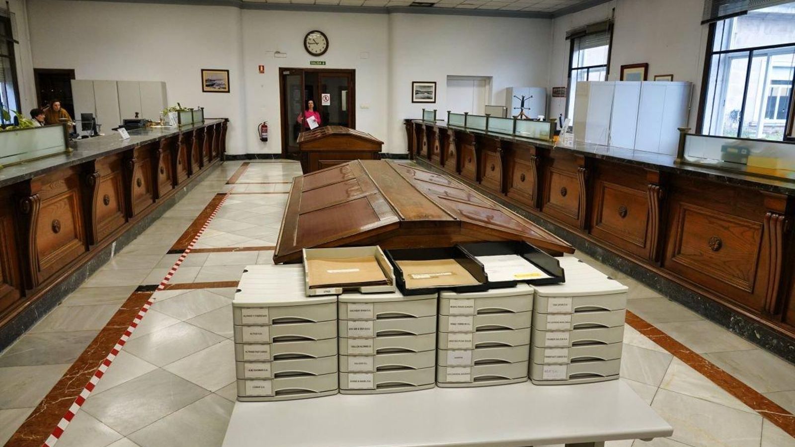 La sala principal de trabajo de la Aduana, donde también se atiende, con su aspecto de los años sesenta.