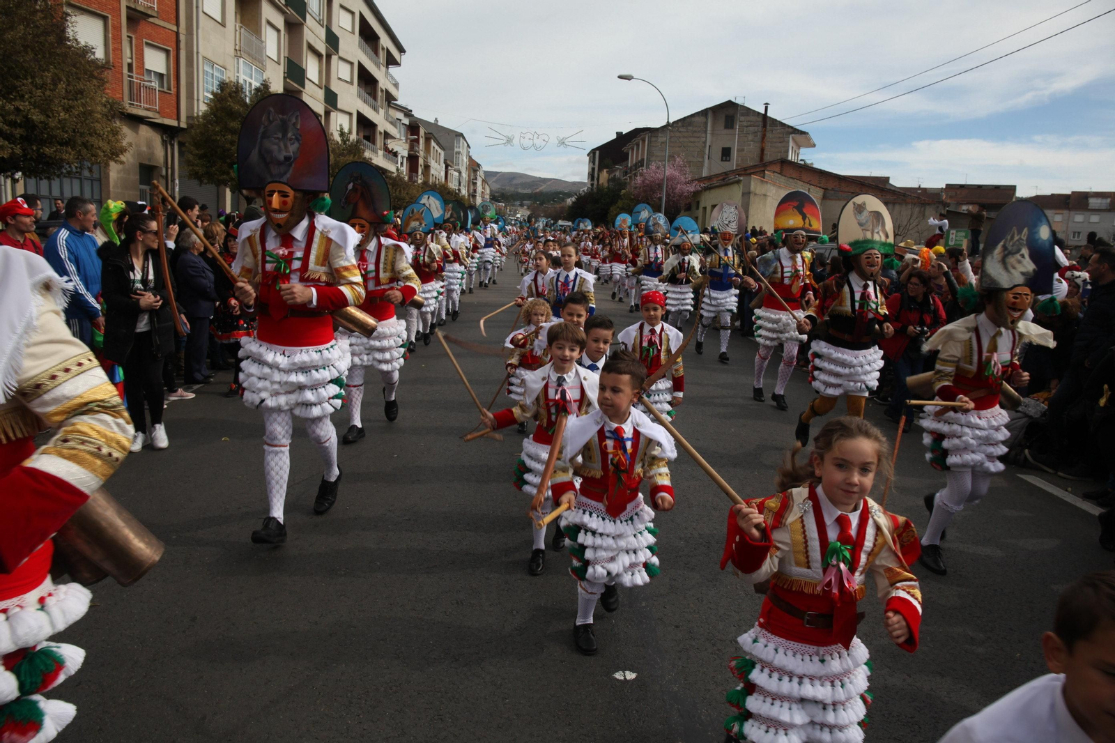 Cigarrones, mayores y pequeños, fueron los encargados de encabezar un gran desfile, animado por el buen tiempo y centenares de espectadores.