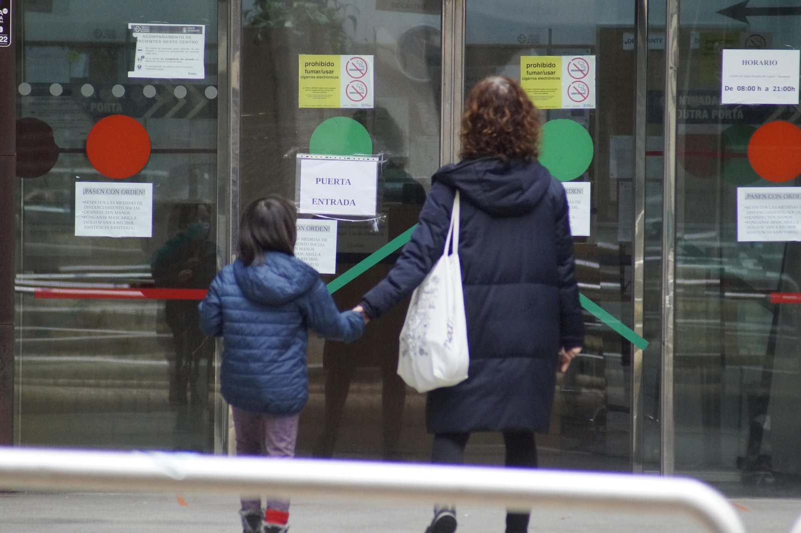 Una niña con su madre por la calle