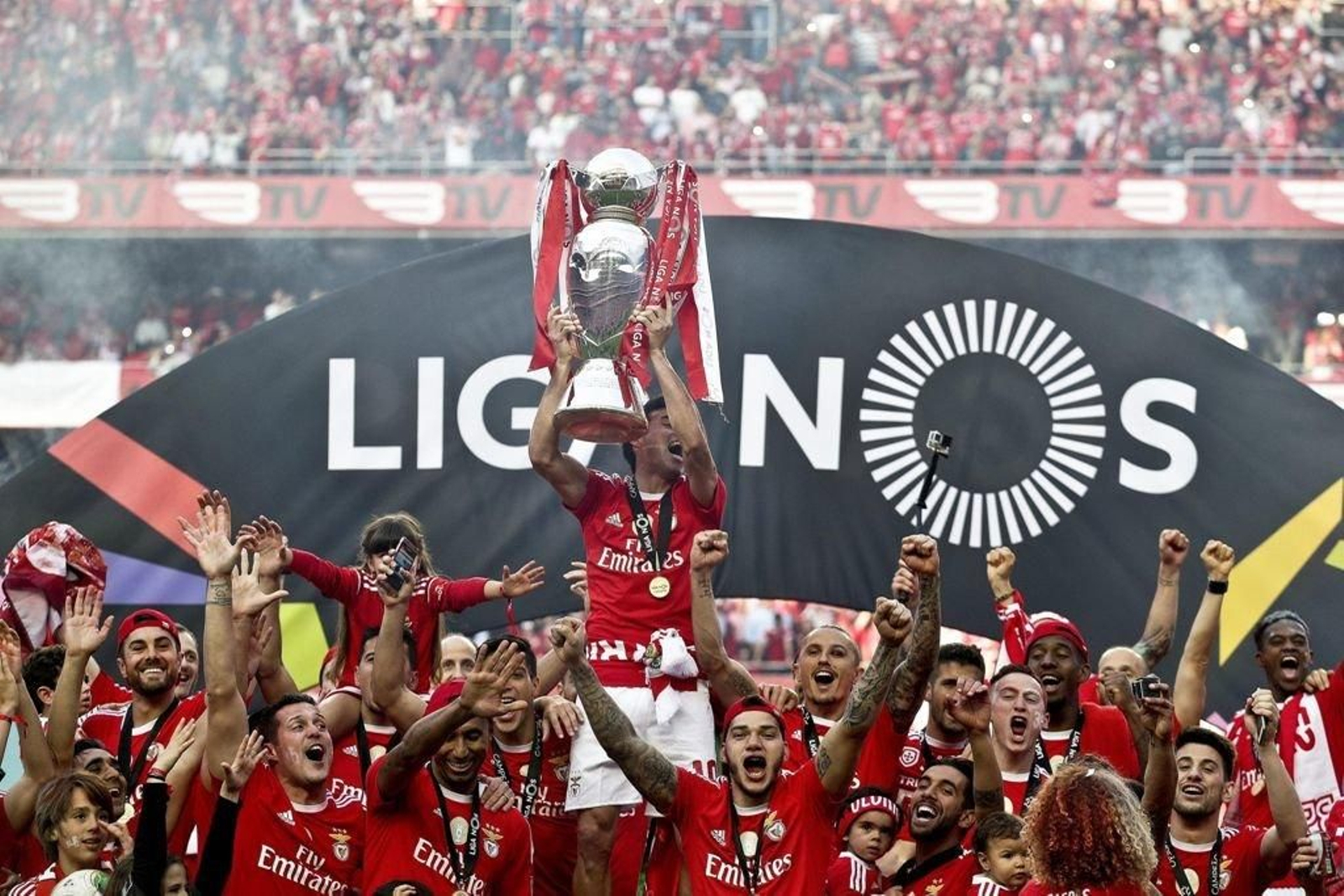 El Benfica levanta el trofeo de campeón de la liga portuguesa.