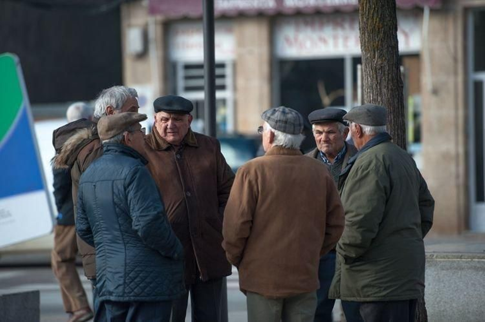 Gente paseando por las calles de Verín con temperaturas muy bajas.