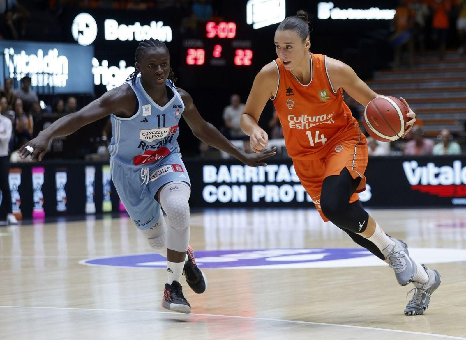 Murjanatu Musa, una de las celestes que debutaron en Liga 1, defiende ante la excéltica Raquel Carrera.