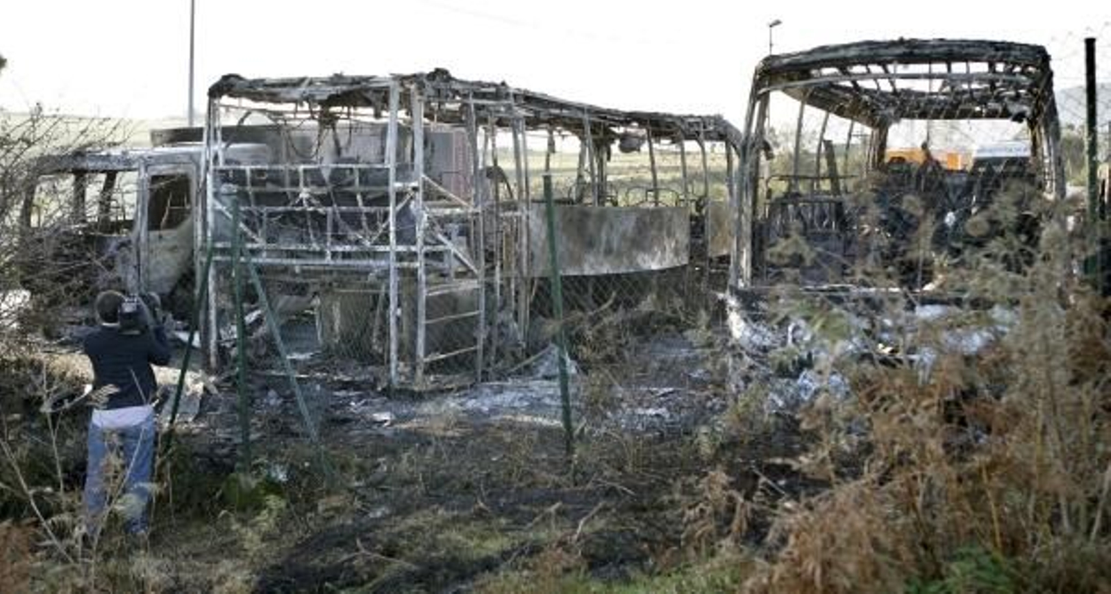 Imagen de varios vehículos calcinados. (Foto: Alfredo Aldai)