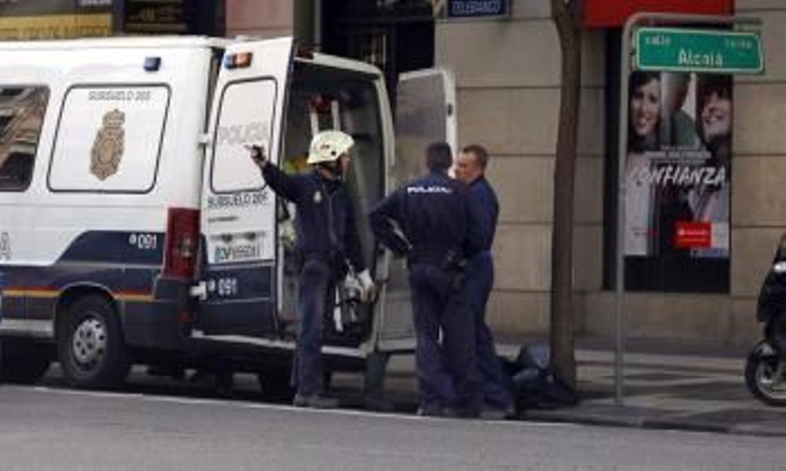 Efectivos de la unidad del subsuelo de la Policía Nacional, ante la sucursal del bando de Santander,