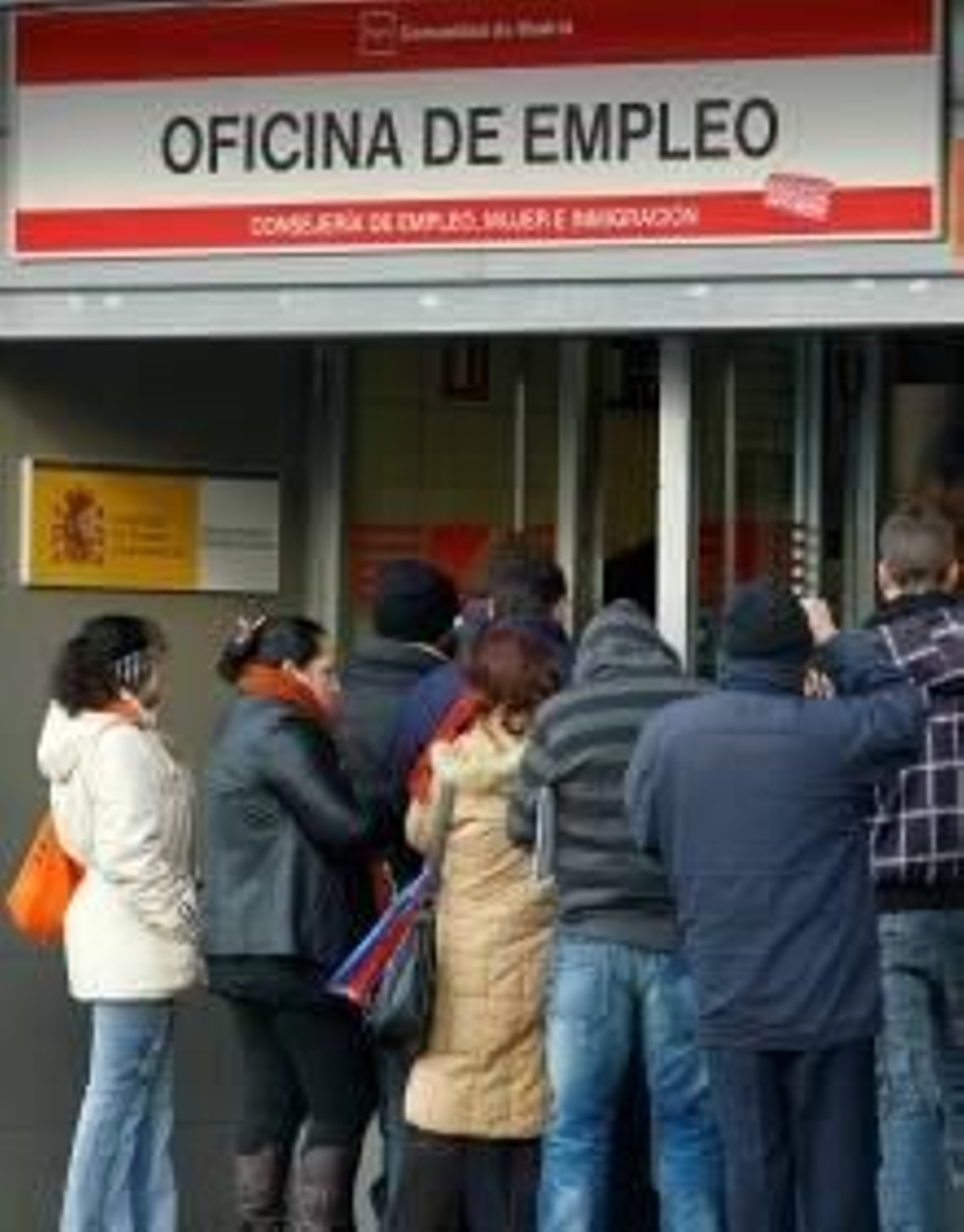 Un grupo de parados ante una oficina de empleo.