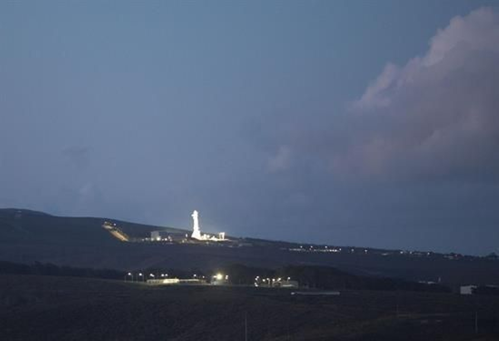 Vista del satélite español Paz de observación de la Tierra, despegando este jueves a bordo de un cohete Falcon 9 de la compañía SpaceX desde la base aérea de Vandenberg, California.