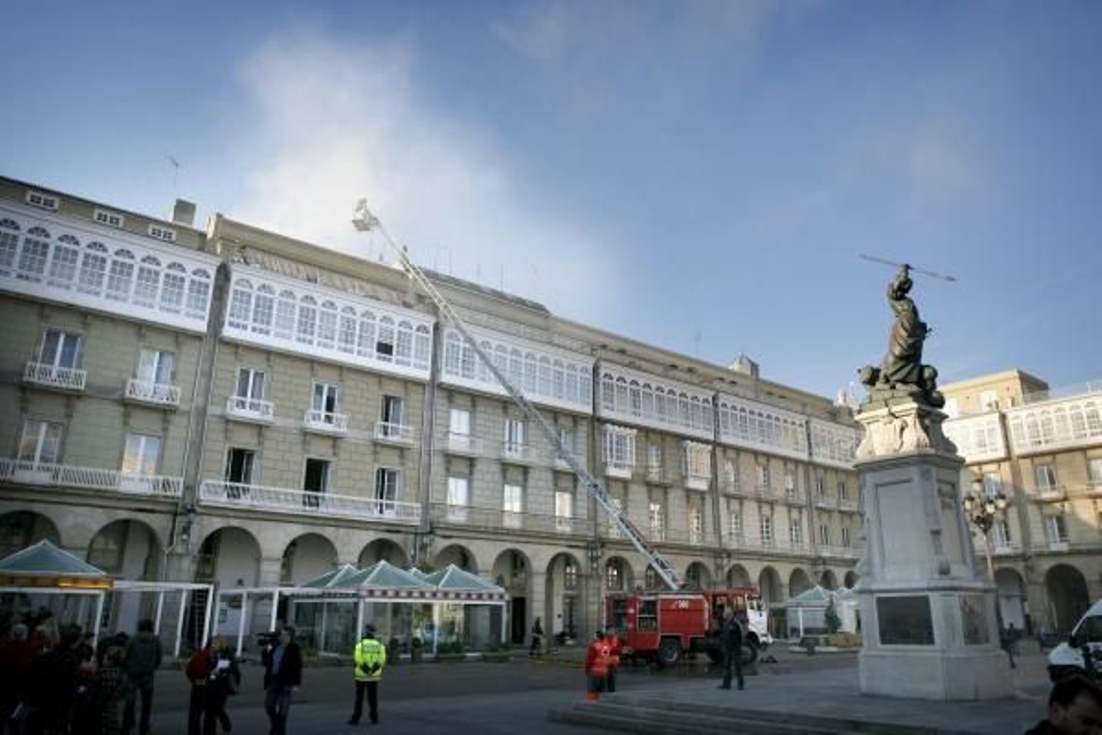 Los bomberos durante la extinción del incendio, en la Praza de María Pita. (Foto: Cabalar)