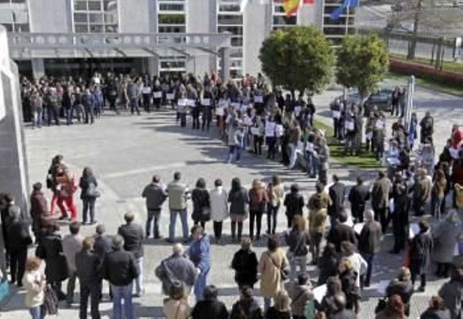 Funcionarios concentrados ante San Caetano en contra de los recortes.  (Foto: LAVANDEIRA )