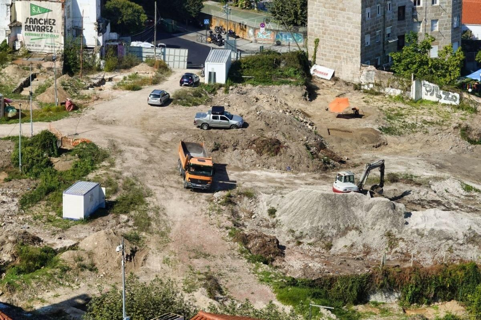 Un camión moviendo tierras para las actuaciones previas al inicio de las obras.