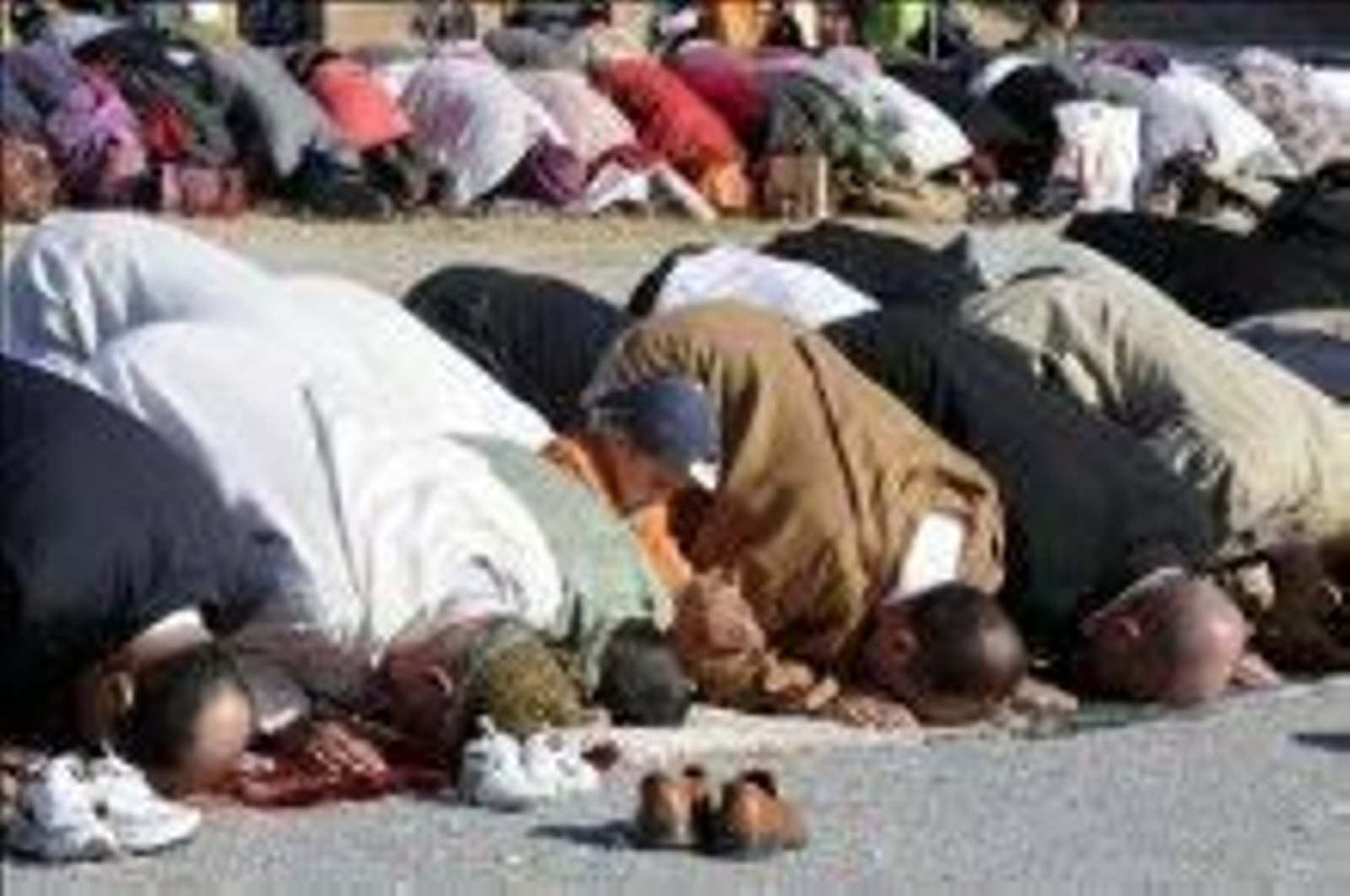 Un grupo de musulmanes rezando.