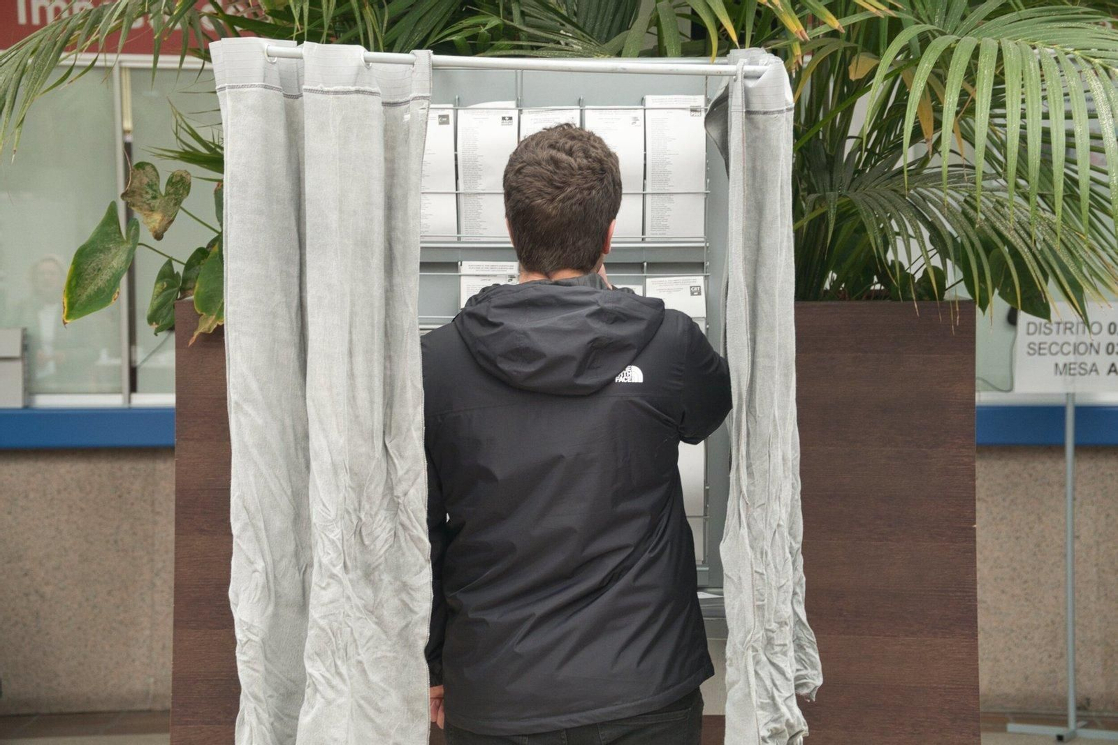 Ciudadanos de Vigo acudieron a votar en las elecciones europeas.