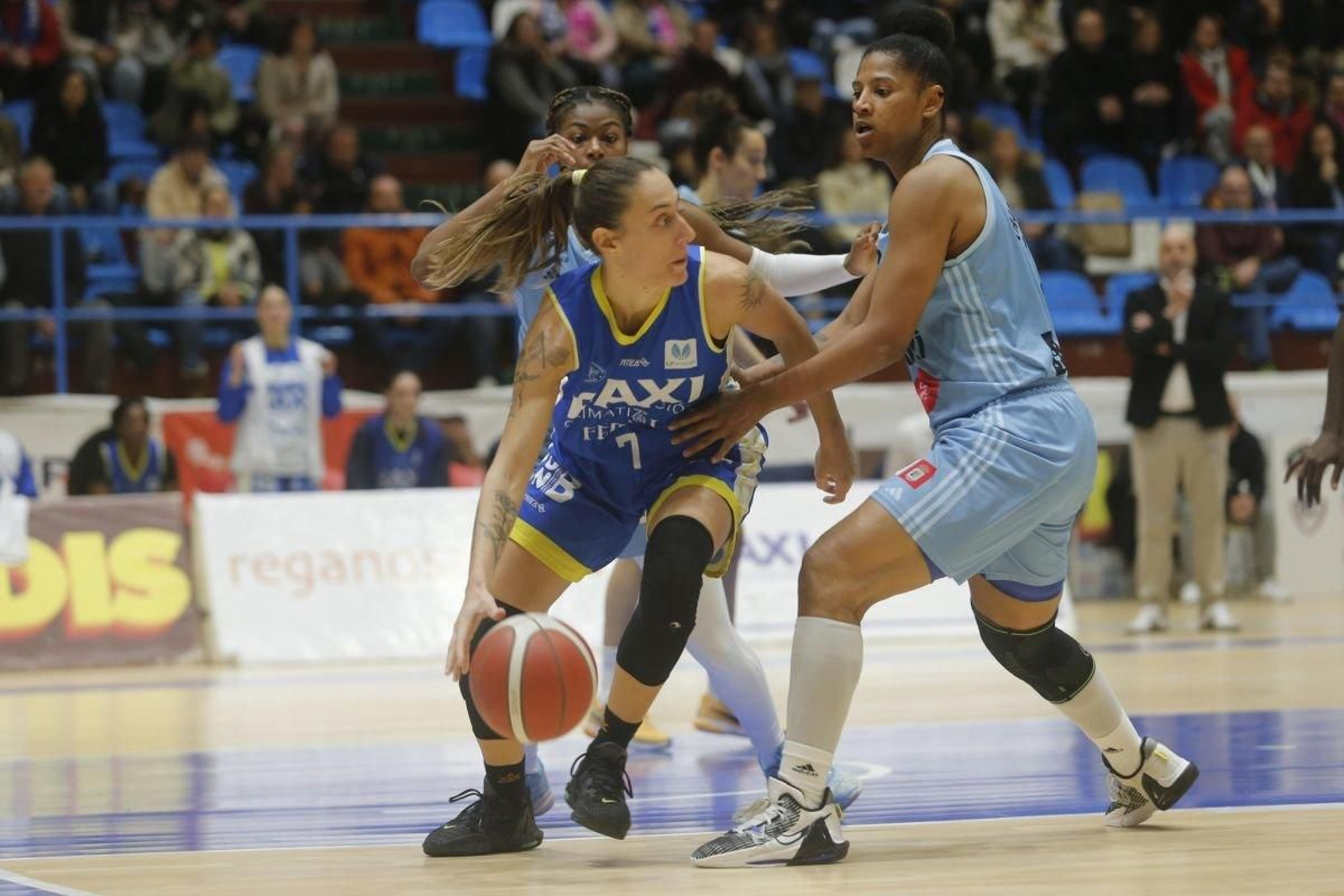 Trahan-Davis trata de defender a la local Gala Mestres, que anotó 25 puntos ayer.