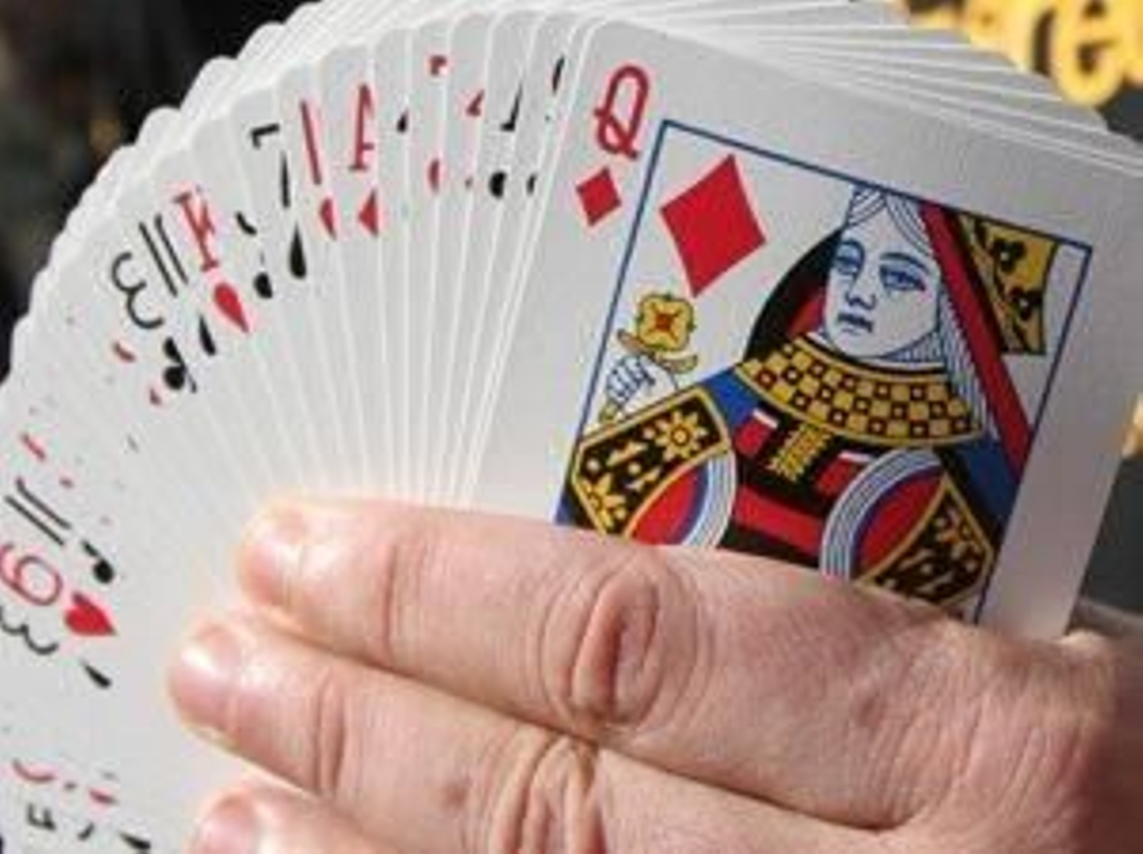 Los espectáculos con cartas, son frecuentes entre los magos.