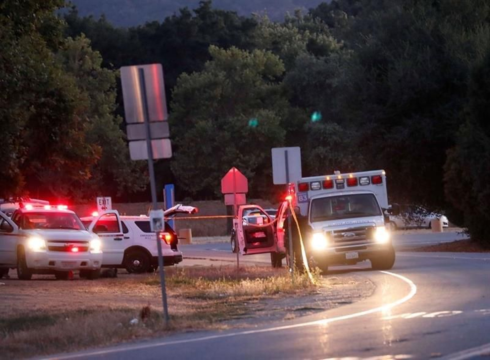Policía, bomberos y paramédicos en acción cerca de una de las carreteras a la entrada de Christmas Hill Park, donde el Festival de Ajo de Gilroy estaba llegando a su fin, cuando un hombre armado activo disparó contra la gente