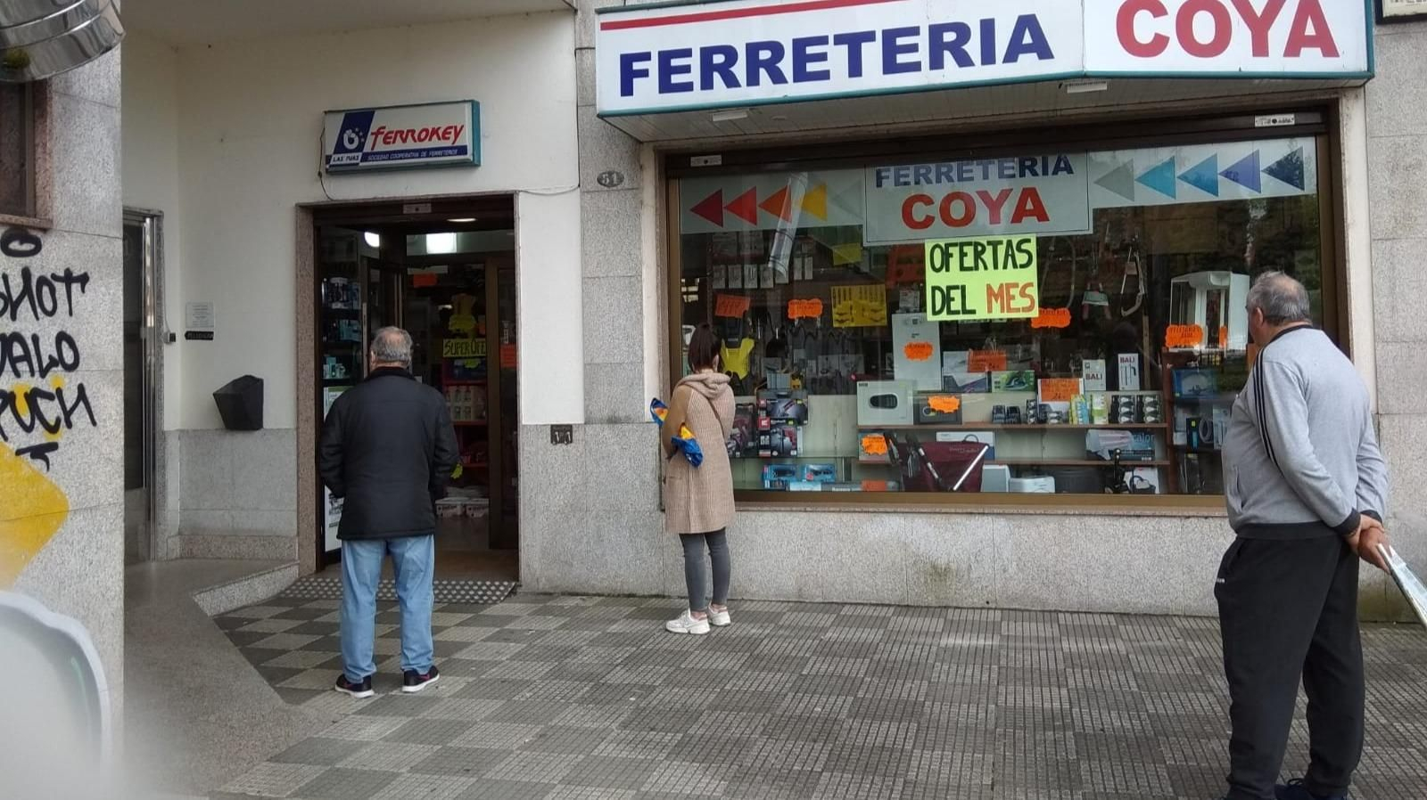 Colas también en las ferreterías.