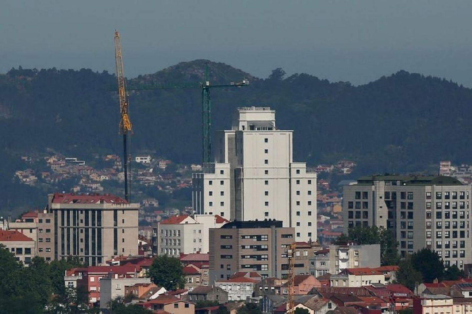 Desmontan la grúa de la Ciudad de la Justicia de Vigo _ Alberte 33