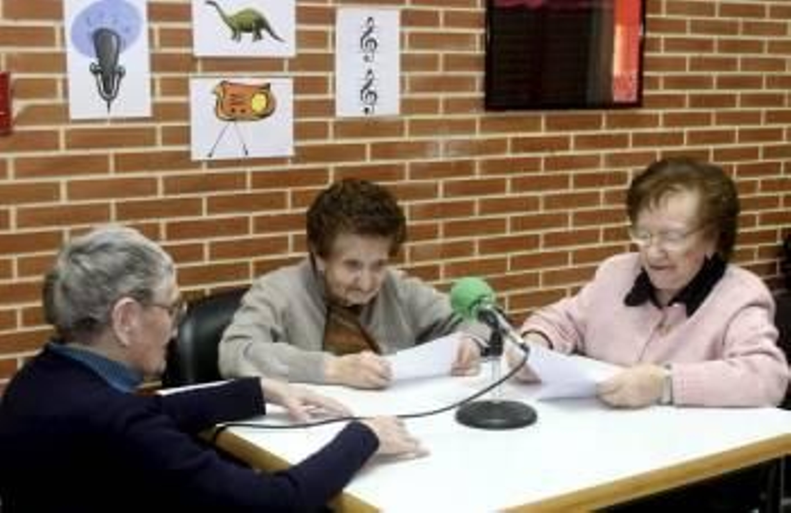 Bienvenida Izquierdo, Vicenta Martínez y Encarna Palazuelos, las voces de Radio Dinosaurio. (Foto: W. GARCÍA)