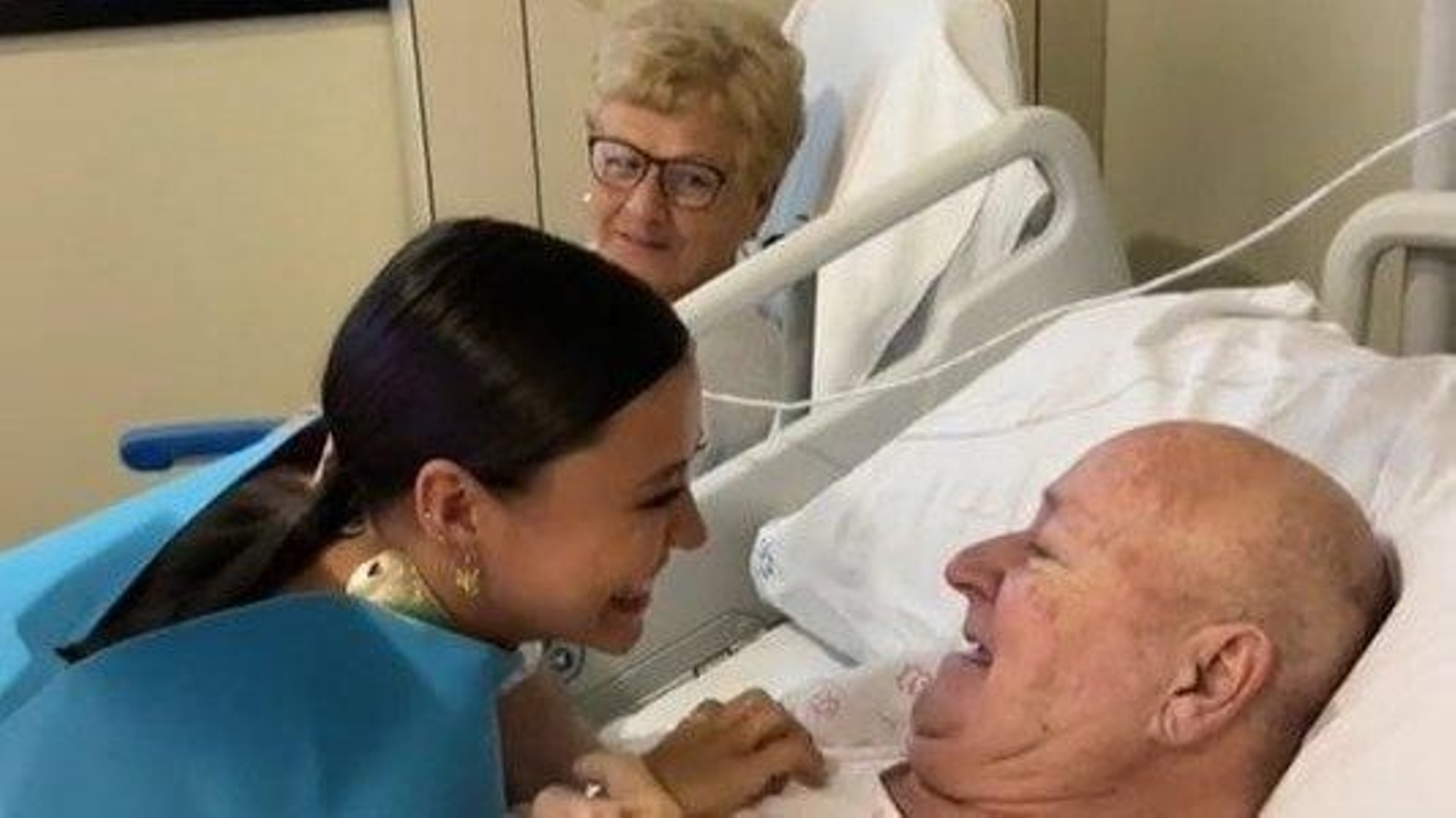 La joven estudiante de la Universidad de Vigo, junto a sus abuelos en el hospital Cunqueiro.