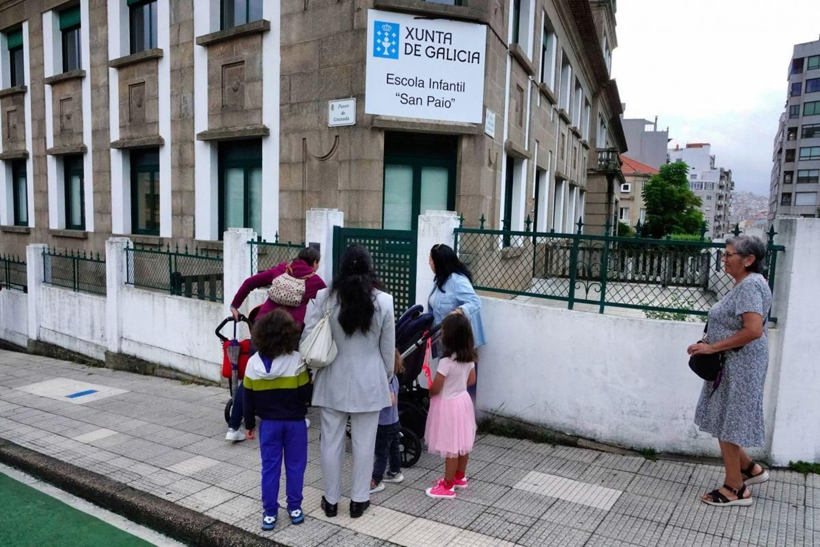 Madres con sus niños de corta edad en el inicio del curso en las escuelas infantiles públicas.