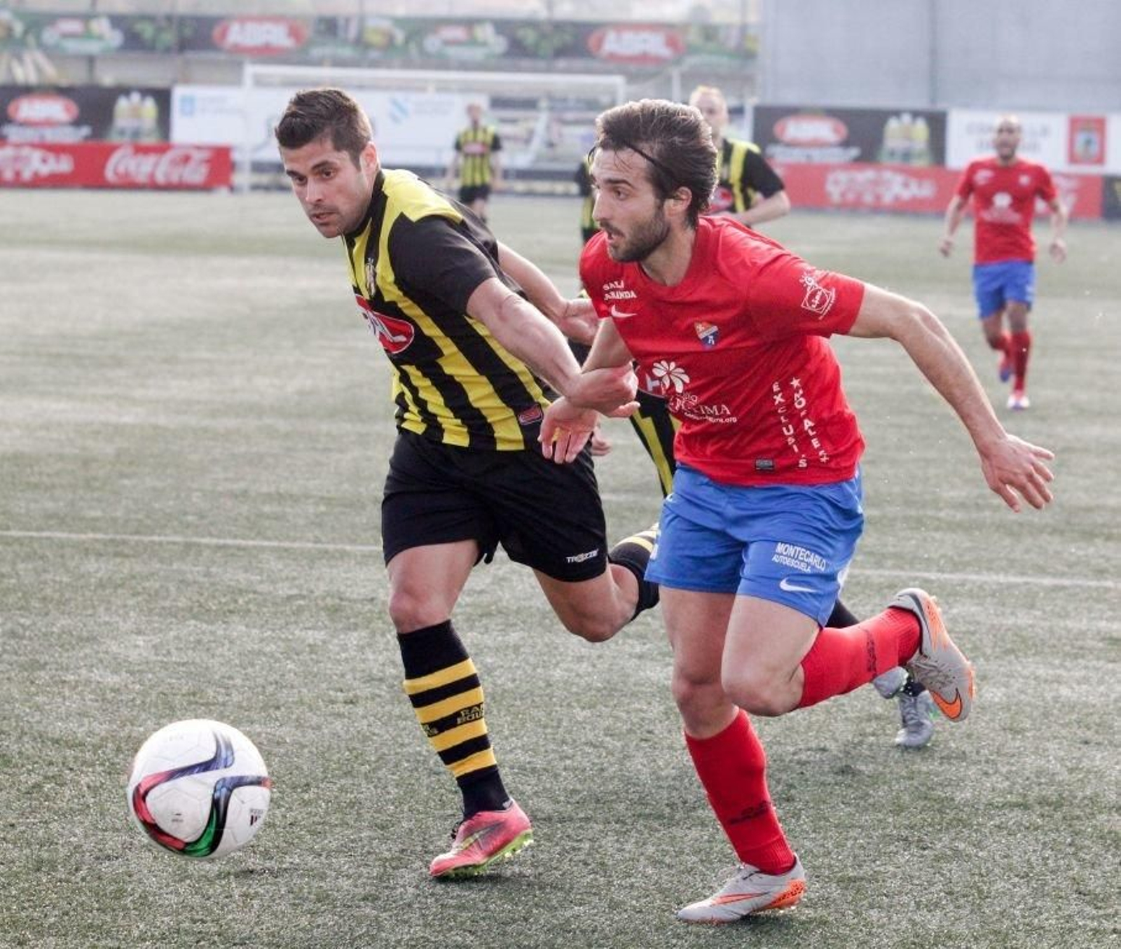 Toni Benavides persigue a un rival en un partido de esta campaña.