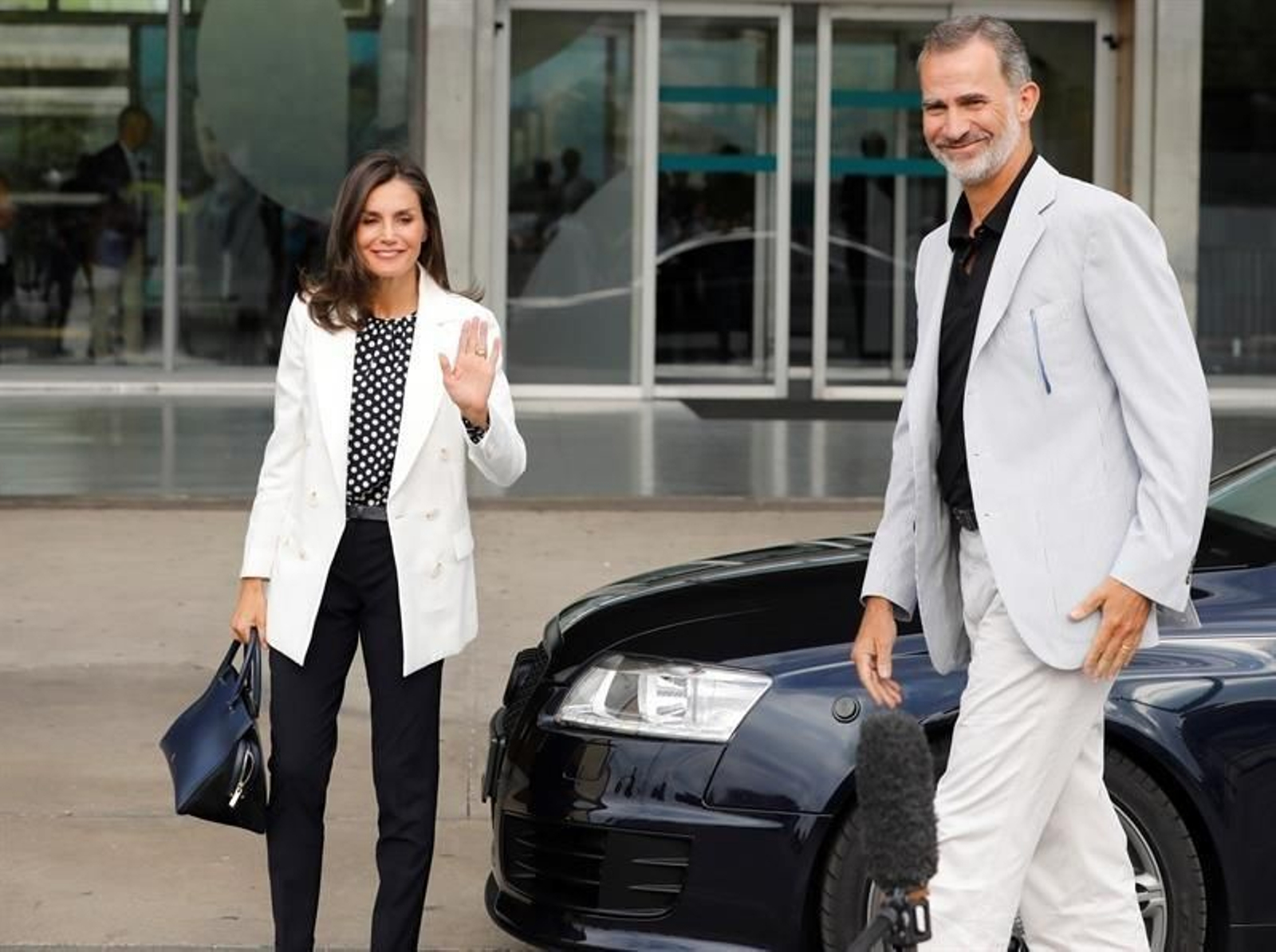 El rey Felipe VI y la reina Letizia, a su llegada al Hospital Clínico Quirón de Pozuelo de Alarcón para visitar al rey en el día de ayer
