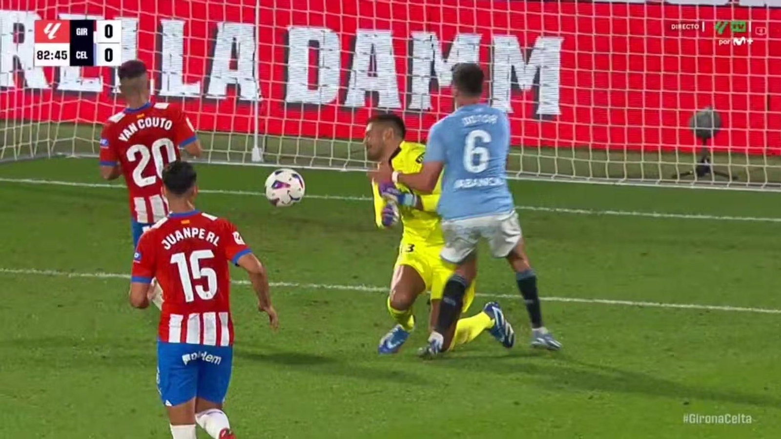 La falta de Dotor sobre Gazzaniga, en el Girona-Celta de la primera vuelta. // Movistar