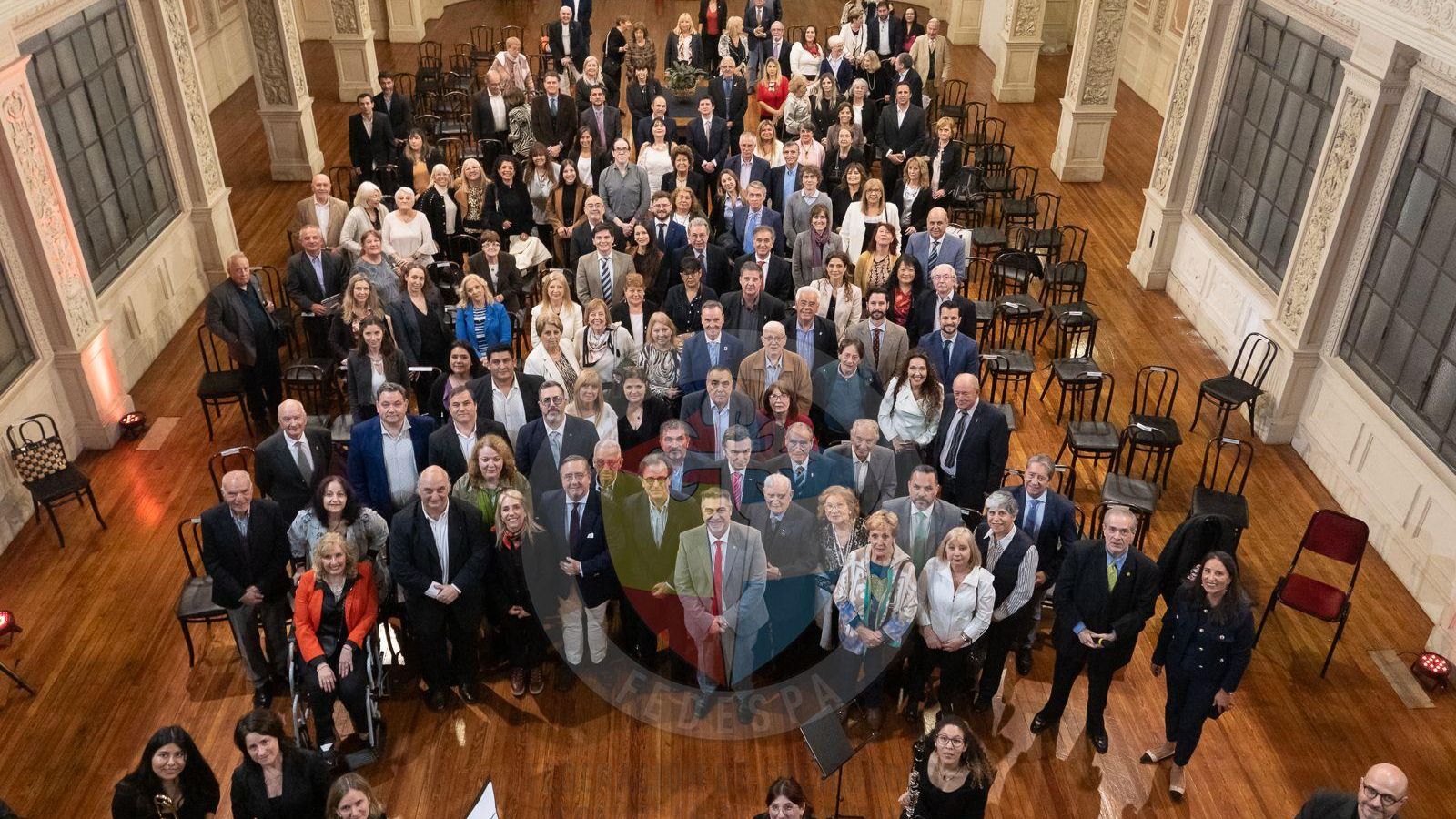 Foto general de la recepción al cónsul